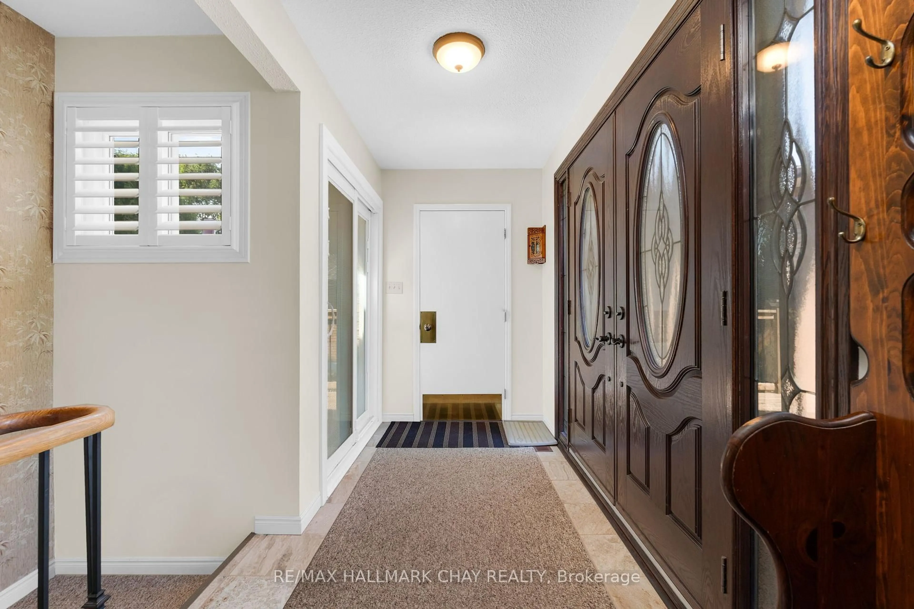 Indoor entryway for 19 Algonquin Tr, Barrie Ontario L4M 5M2
