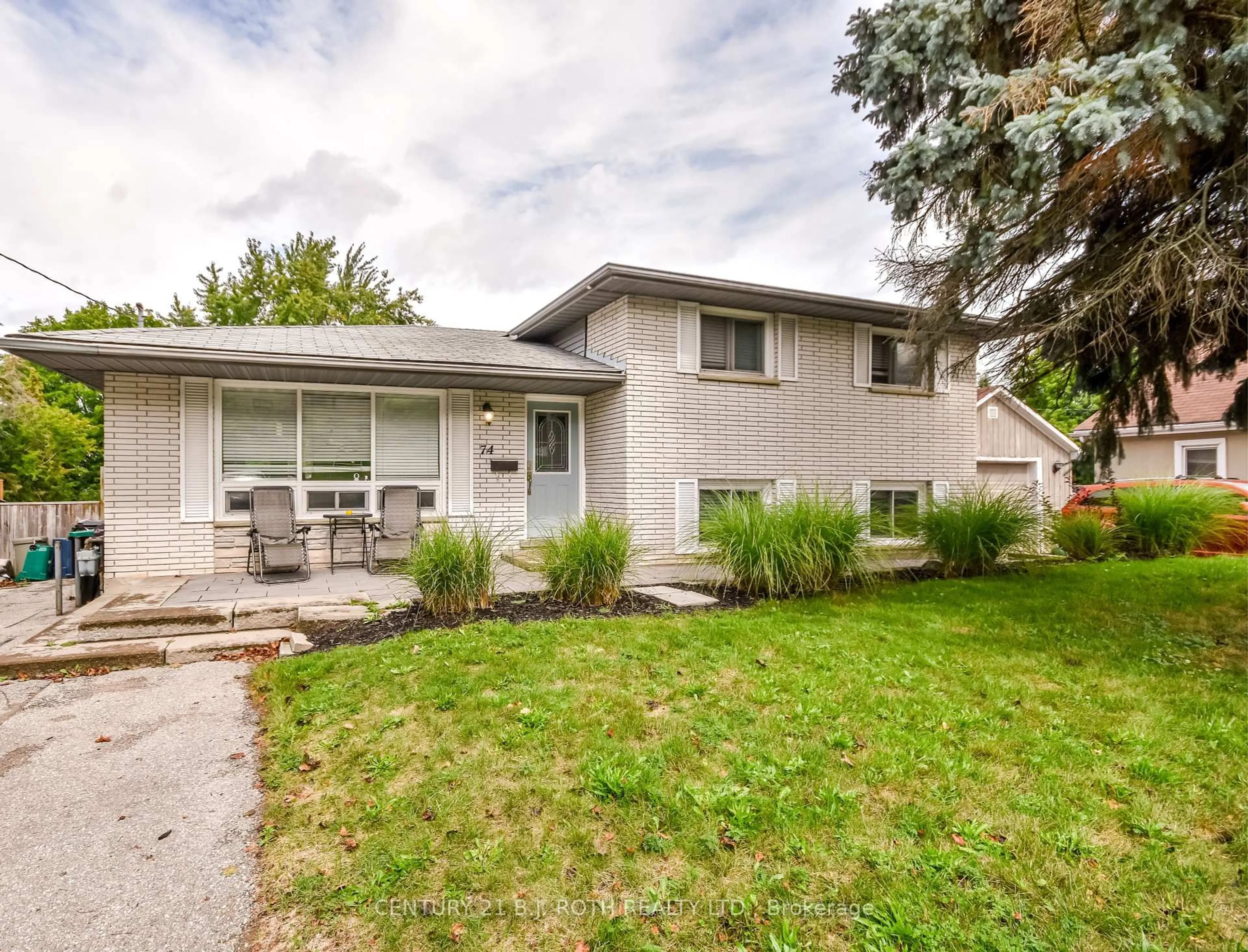 Home with vinyl exterior material, street for 74 Baldwin Lane, Barrie Ontario L4N 2W3