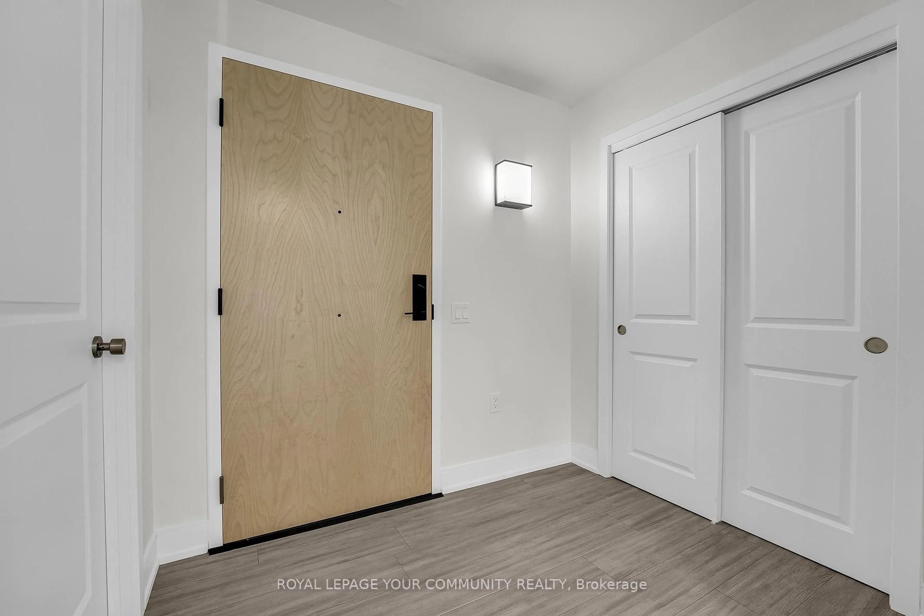Indoor entryway for 121 Mary St #211, Clearview Ontario L0M 1G0