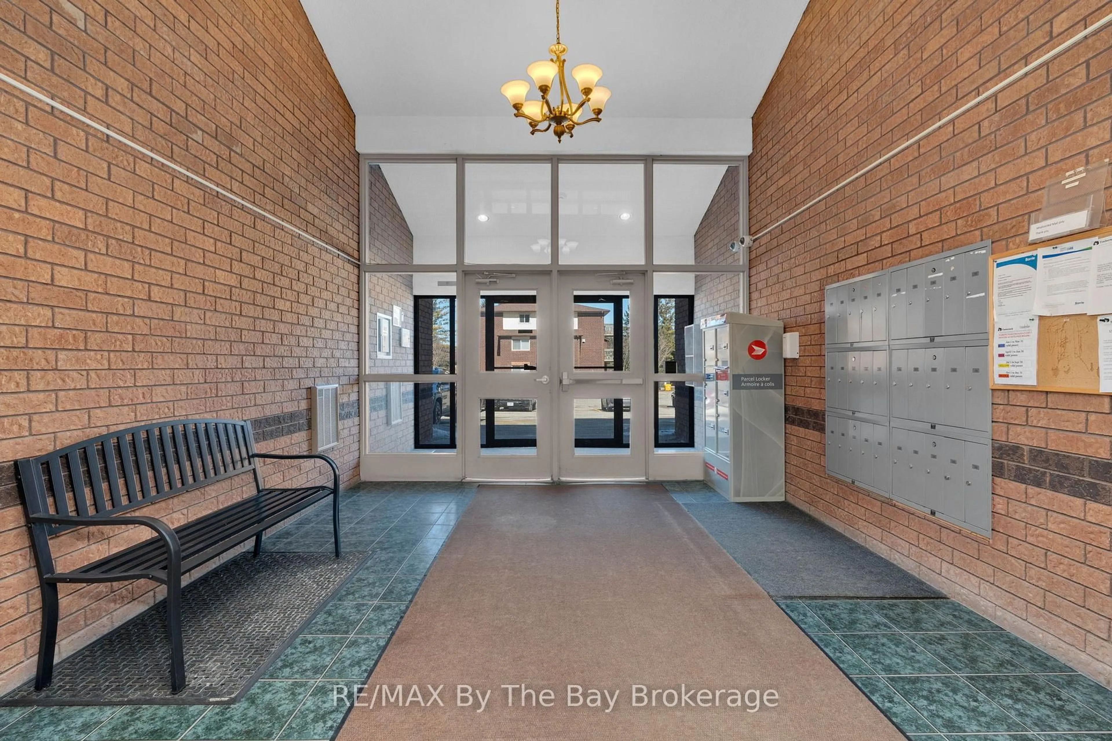 Indoor foyer for 25 MEADOW Lane #307, Barrie Ontario L4N 7K2