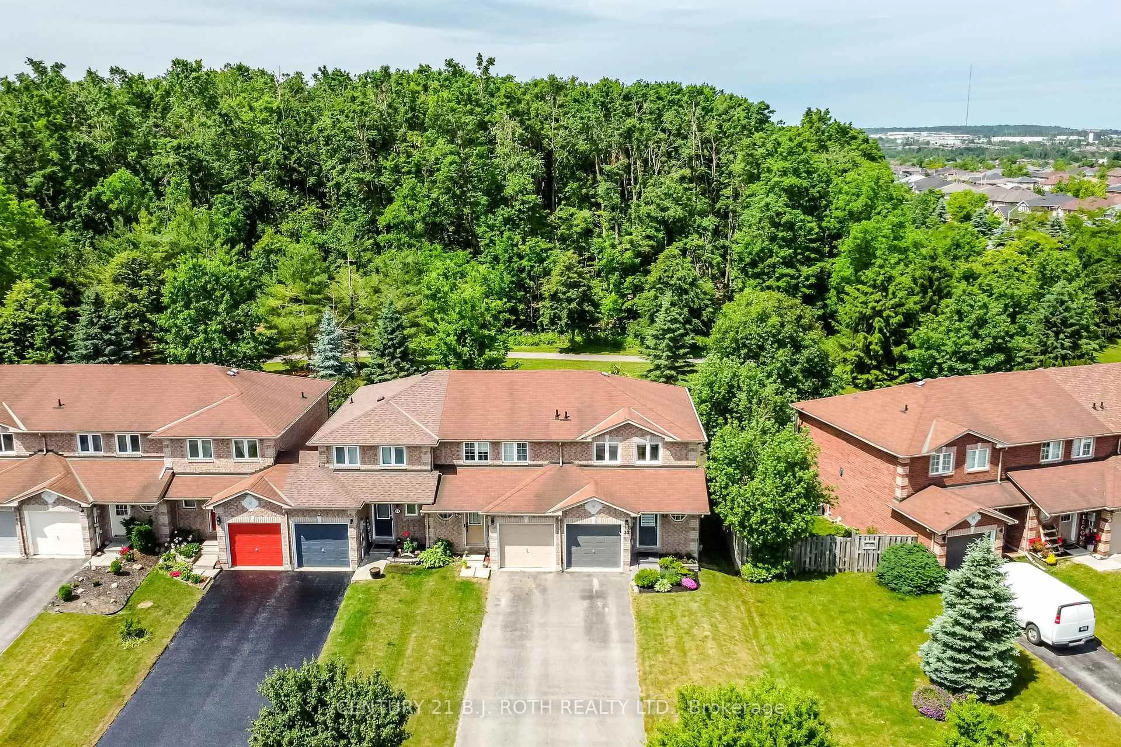 A pic from outside/outdoor area/front of a property/back of a property/a pic from drone, street for 32 Goodwin Dr, Barrie Ontario L4N 5Z7