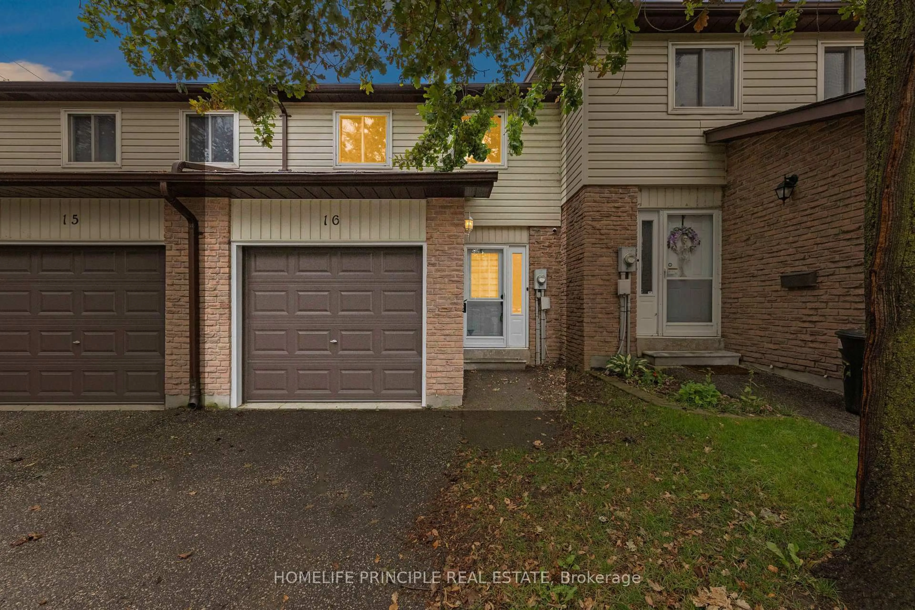 A pic from outside/outdoor area/front of a property/back of a property/a pic from drone, street for 261 Rose St #16, Barrie Ontario L4M 2V3