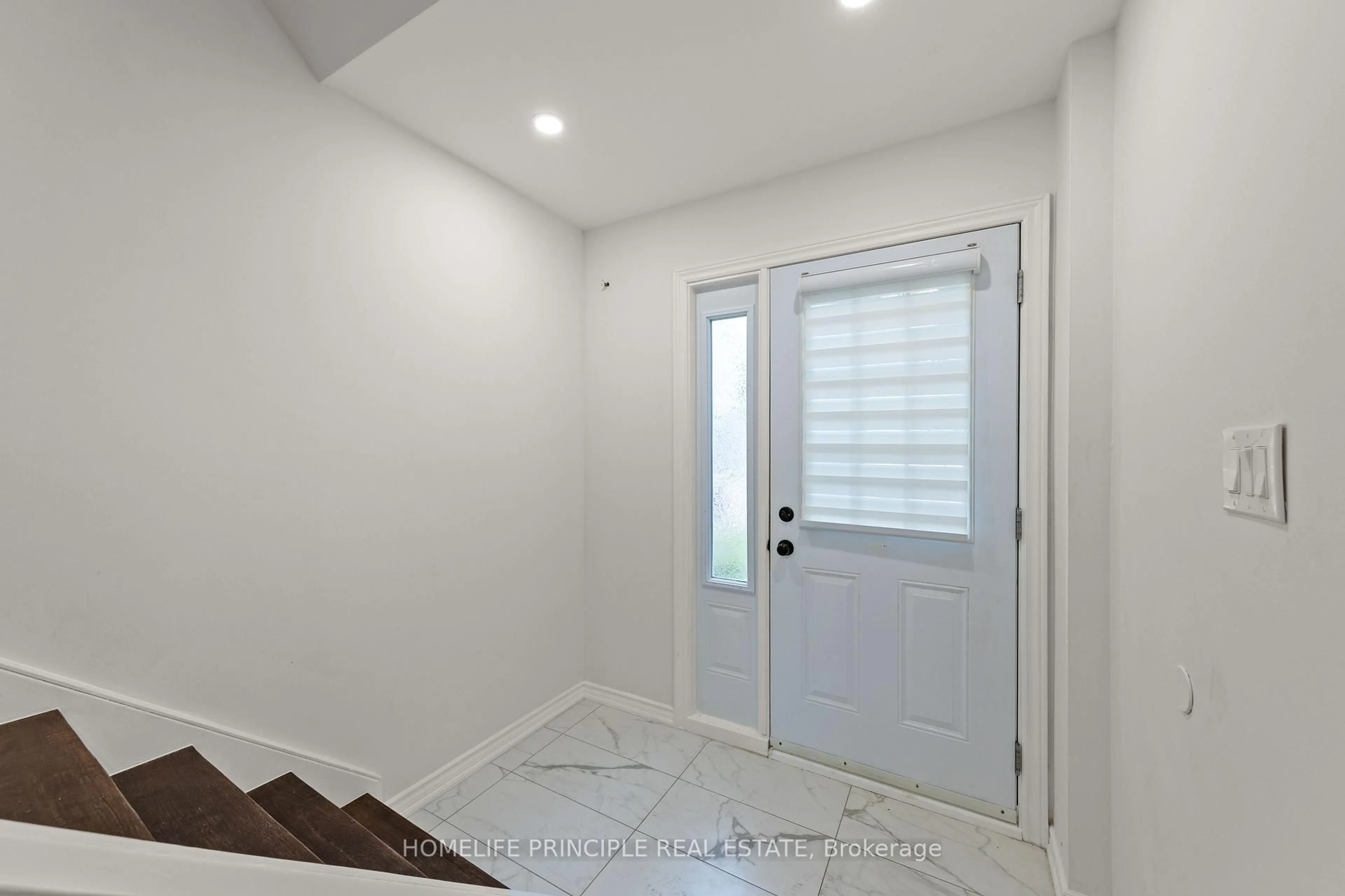 Indoor entryway for 261 Rose St #16, Barrie Ontario L4M 2V3