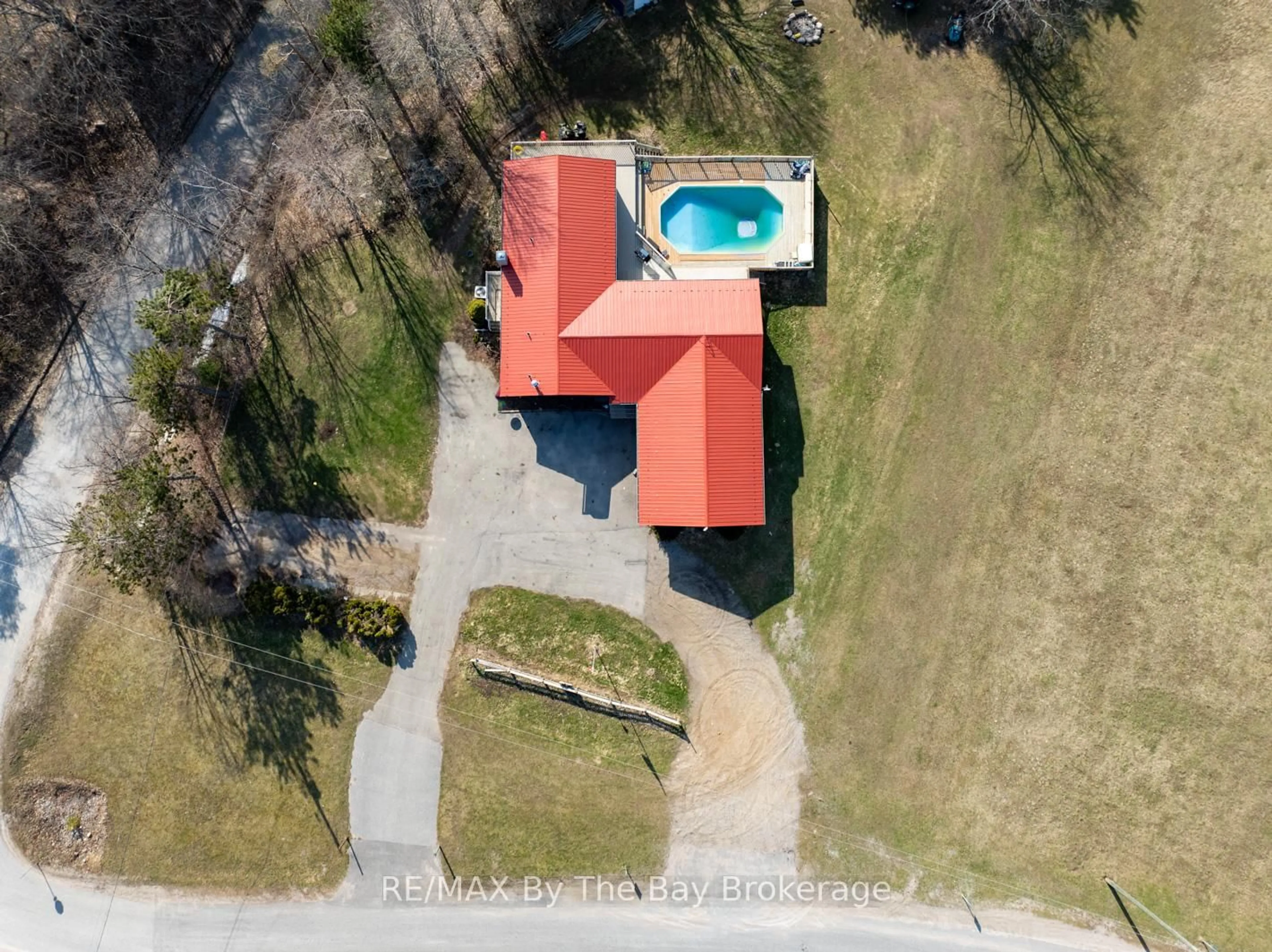 A pic from outside/outdoor area/front of a property/back of a property/a pic from drone, building for 193 14 Concession, Tiny Ontario L9M 2H7