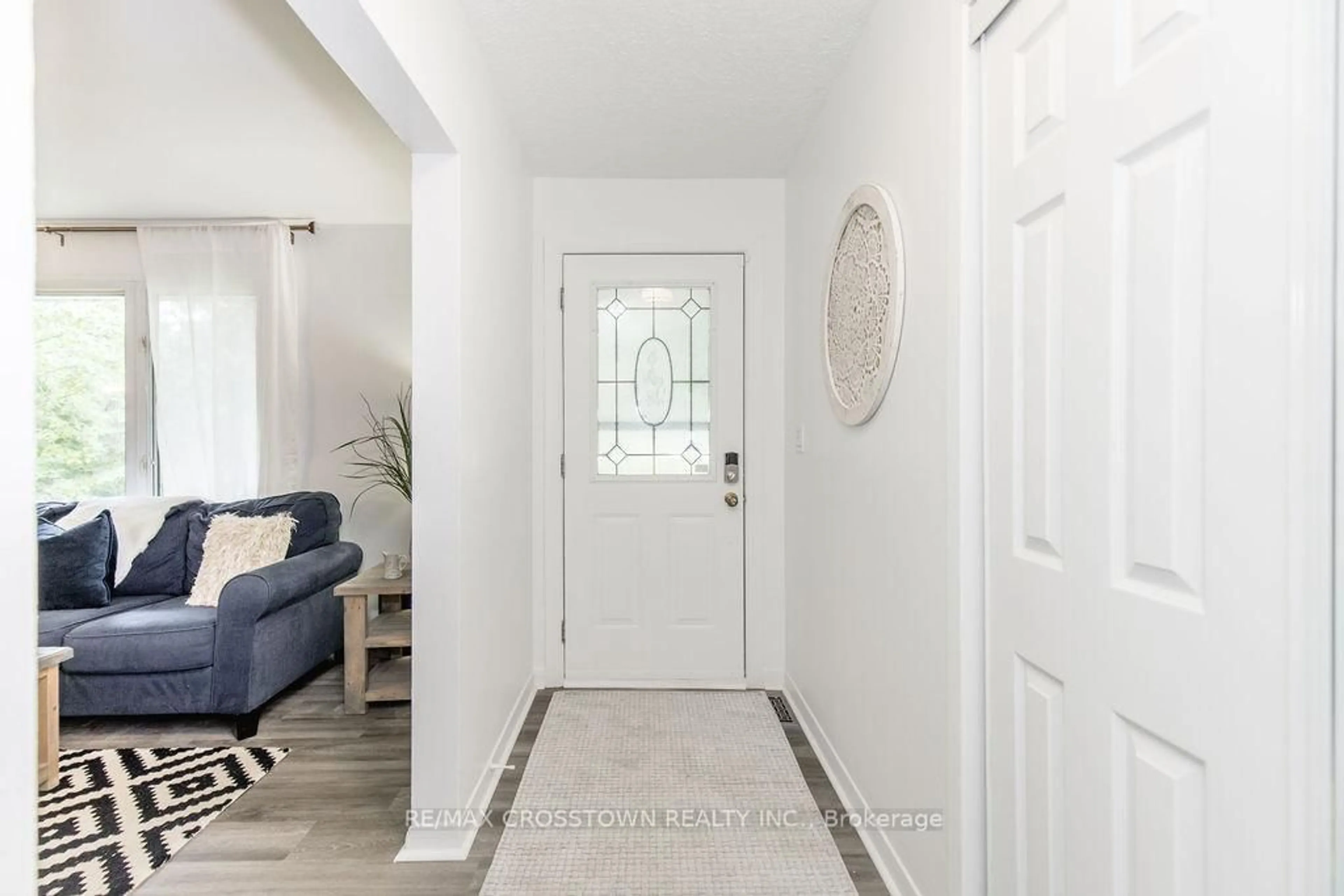 Indoor entryway for 3495 Brennan Line, Severn Ontario L3V 6H3
