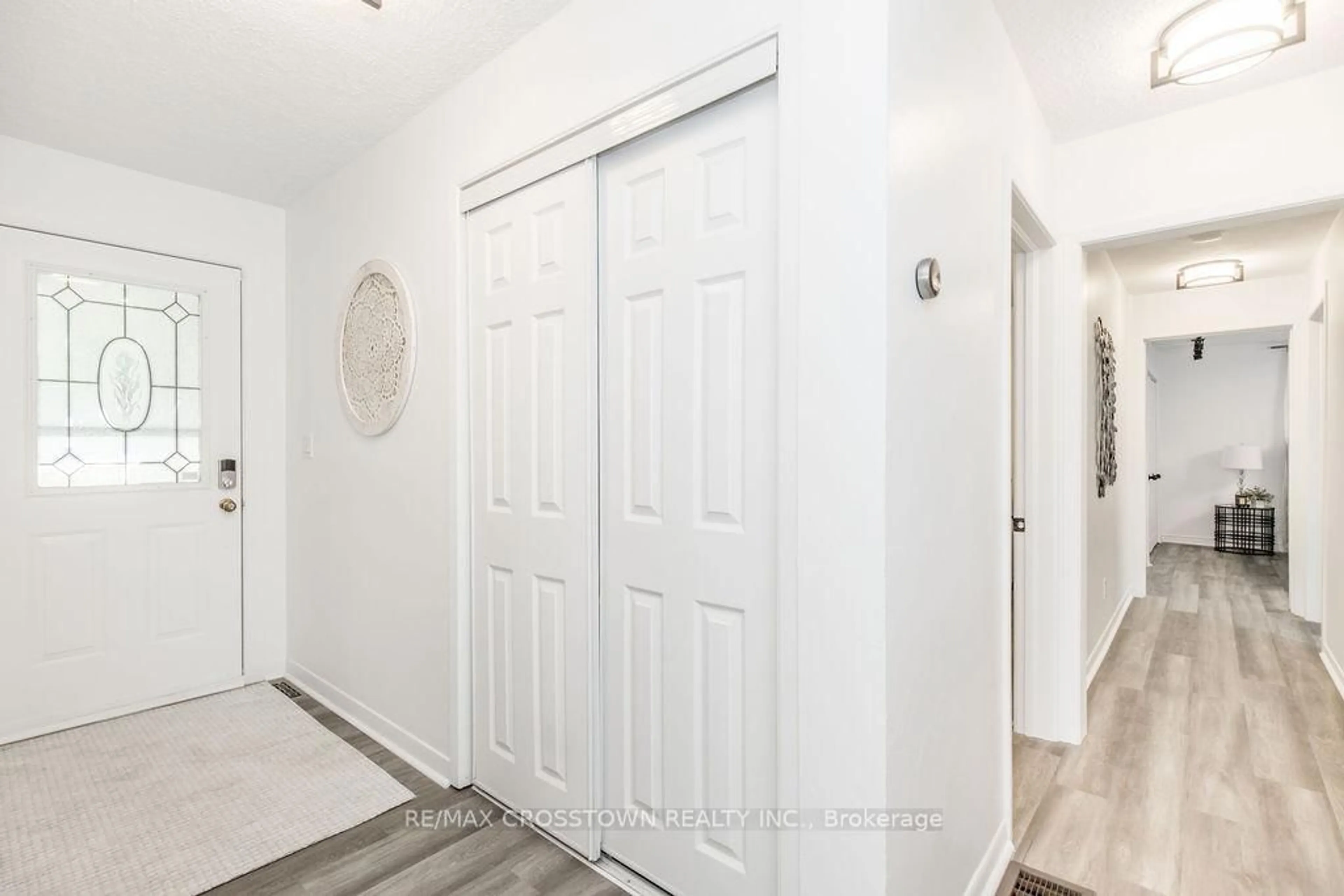 Indoor entryway for 3495 Brennan Line, Severn Ontario L3V 6H3