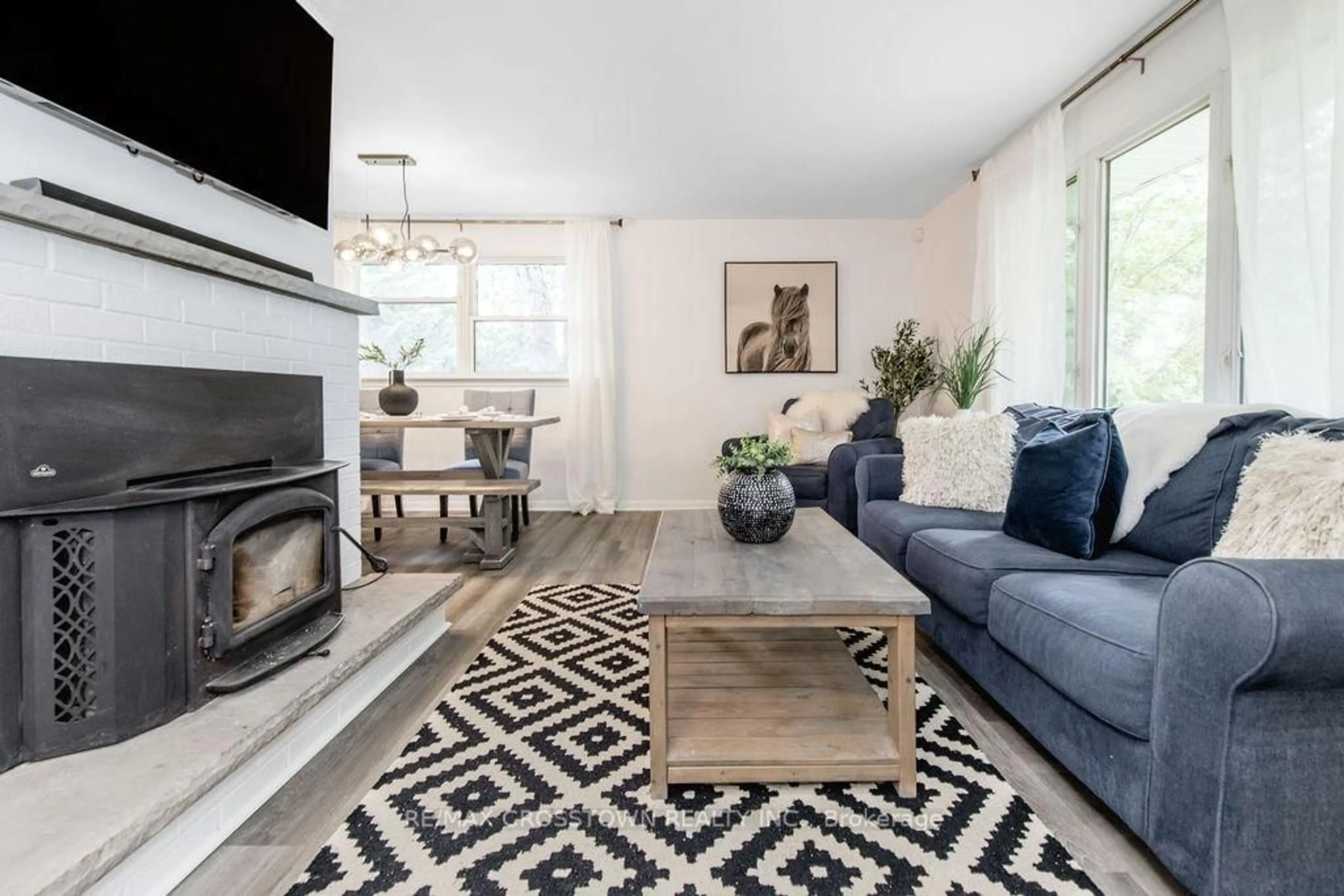 Living room with furniture, unknown for 3495 Brennan Line, Severn Ontario L3V 6H3