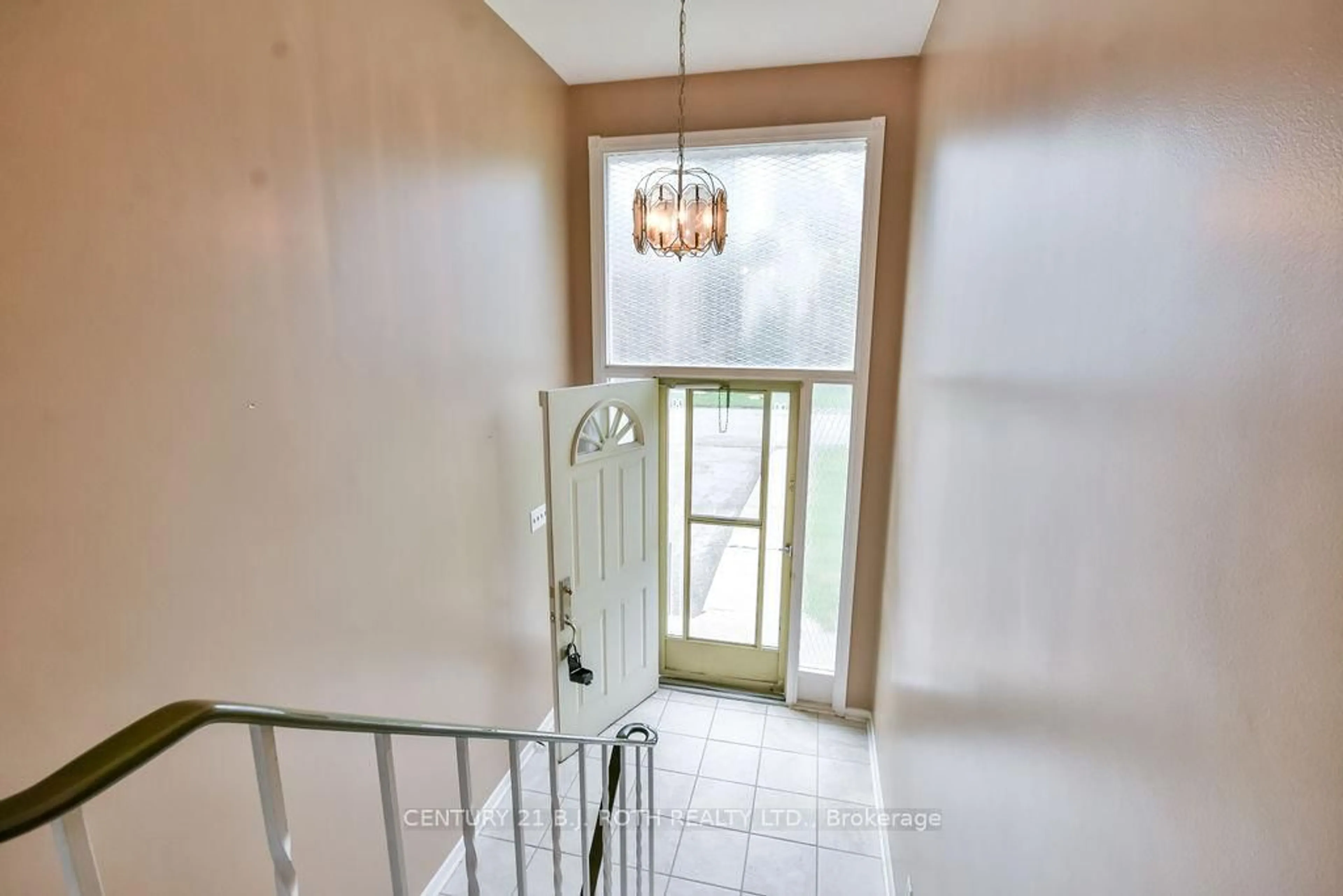 Indoor entryway for 157 Peel St, Barrie Ontario L4M 3L7