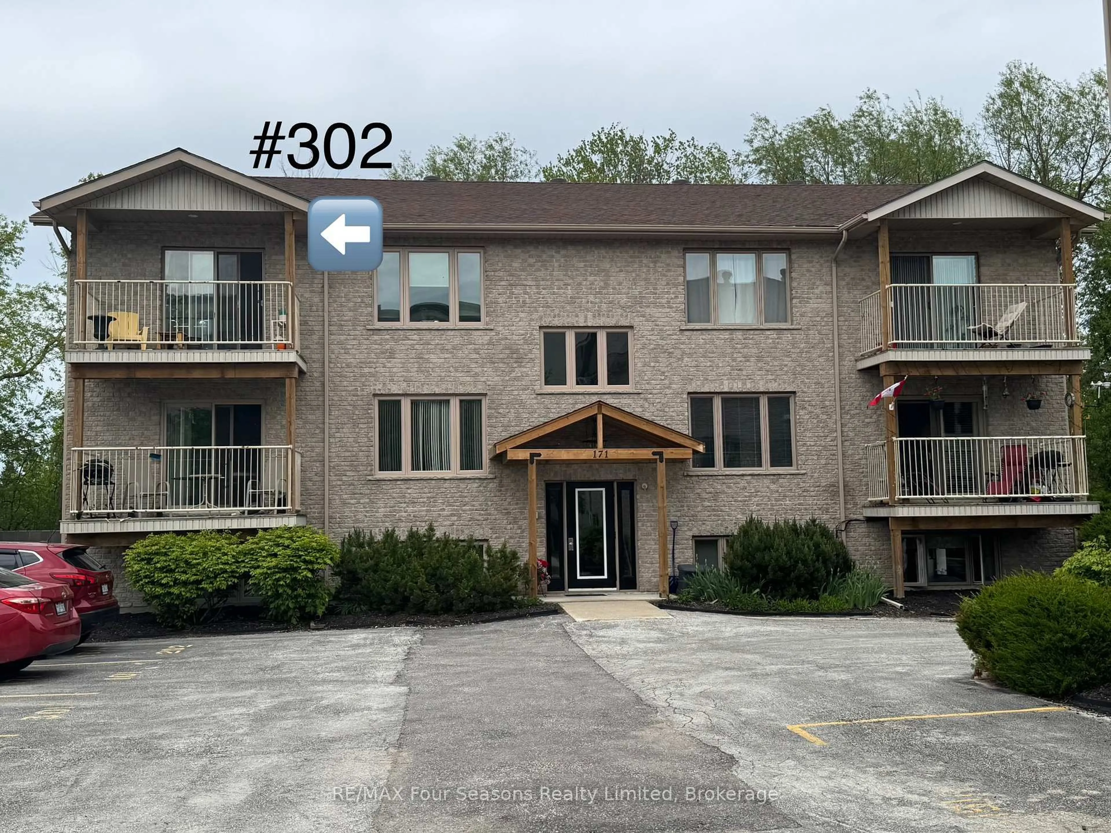 A pic from outside/outdoor area/front of a property/back of a property/a pic from drone, building for 171 Eighth St #302, Collingwood Ontario L9Y 2C9