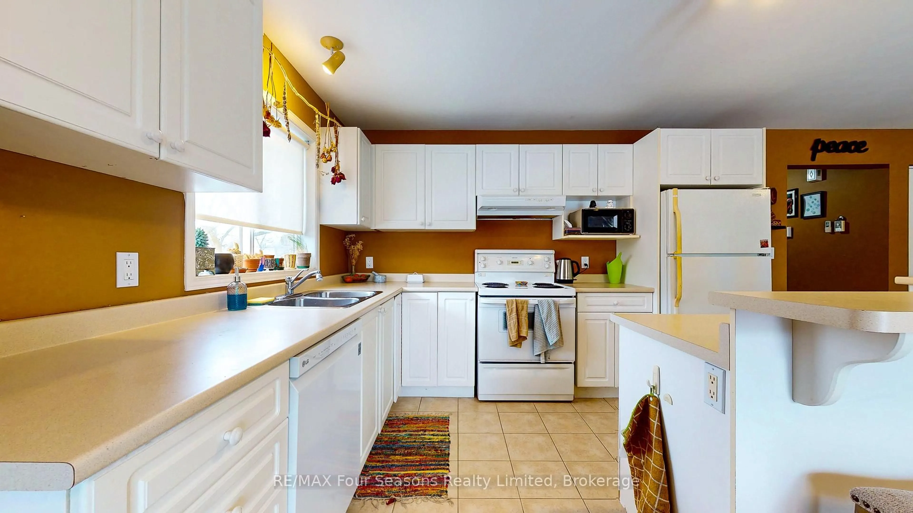 Standard kitchen, unknown for 171 Eighth St #302, Collingwood Ontario L9Y 2C9