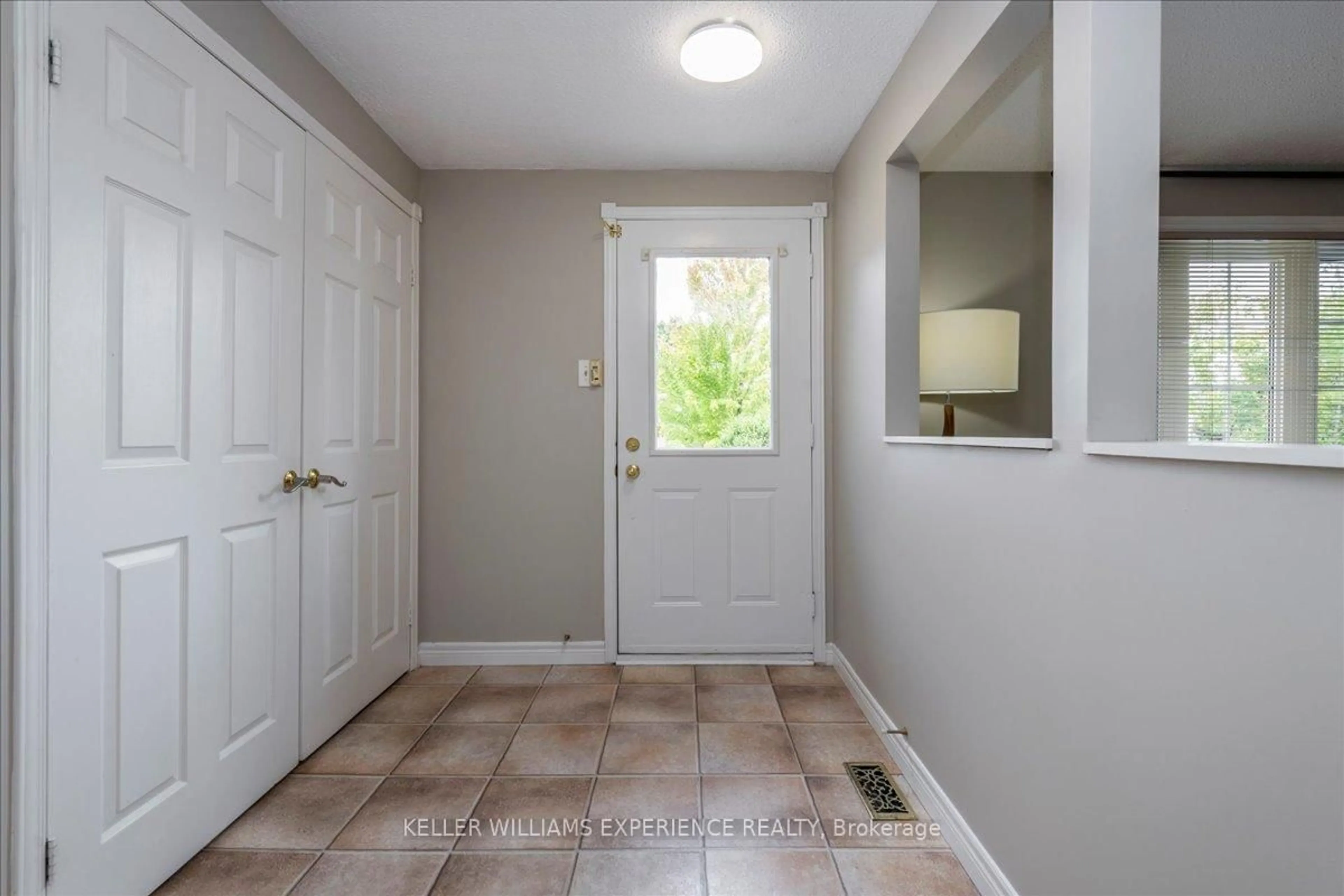 Indoor entryway for 57 Gloria St, Barrie Ontario L4N 5W5