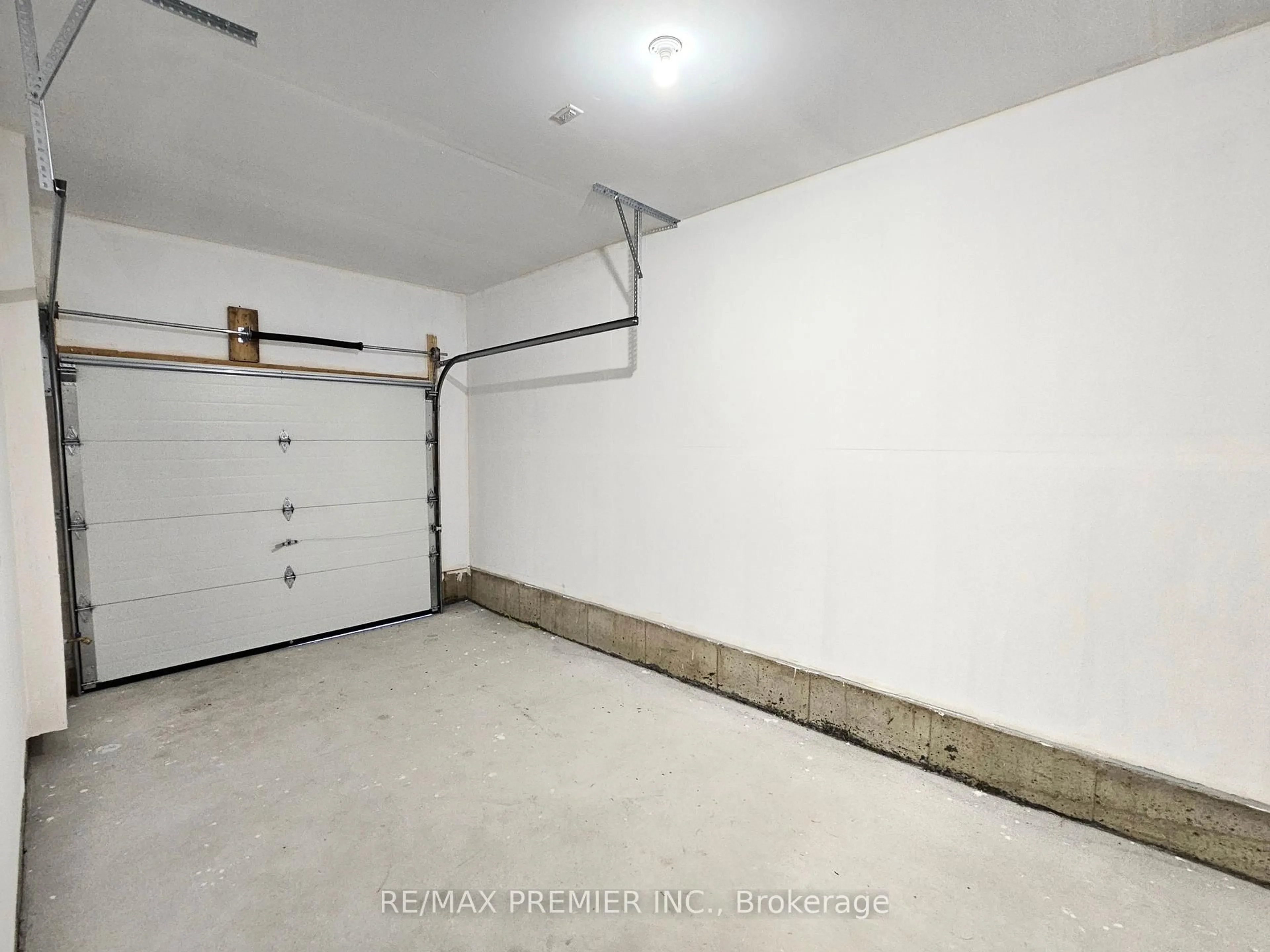 Indoor garage for 142 Turnberry Lane, Barrie Ontario L9J 0M3