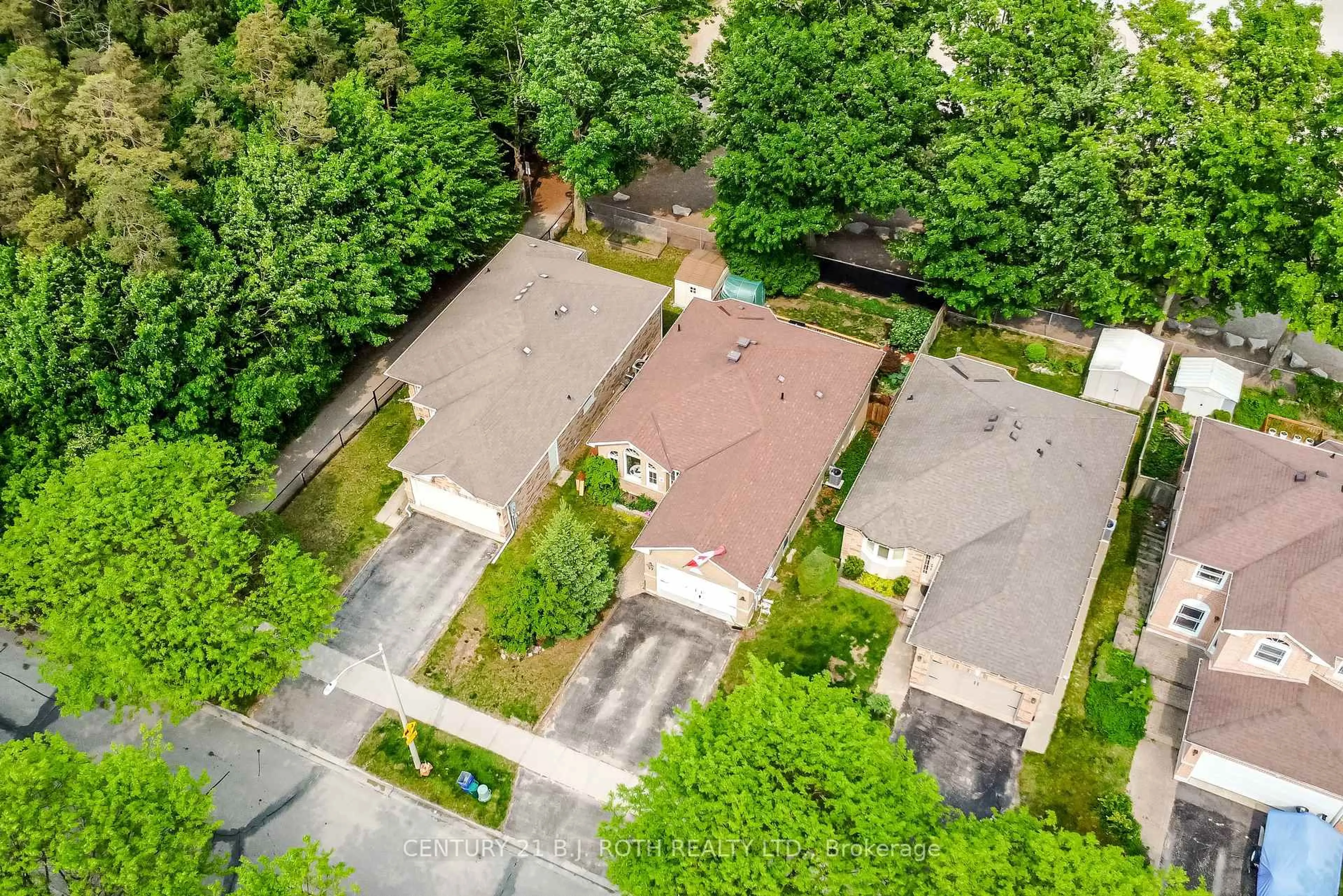 A pic from outside/outdoor area/front of a property/back of a property/a pic from drone, street for 37 Nicholson Dr, Barrie Ontario L4N 8L7