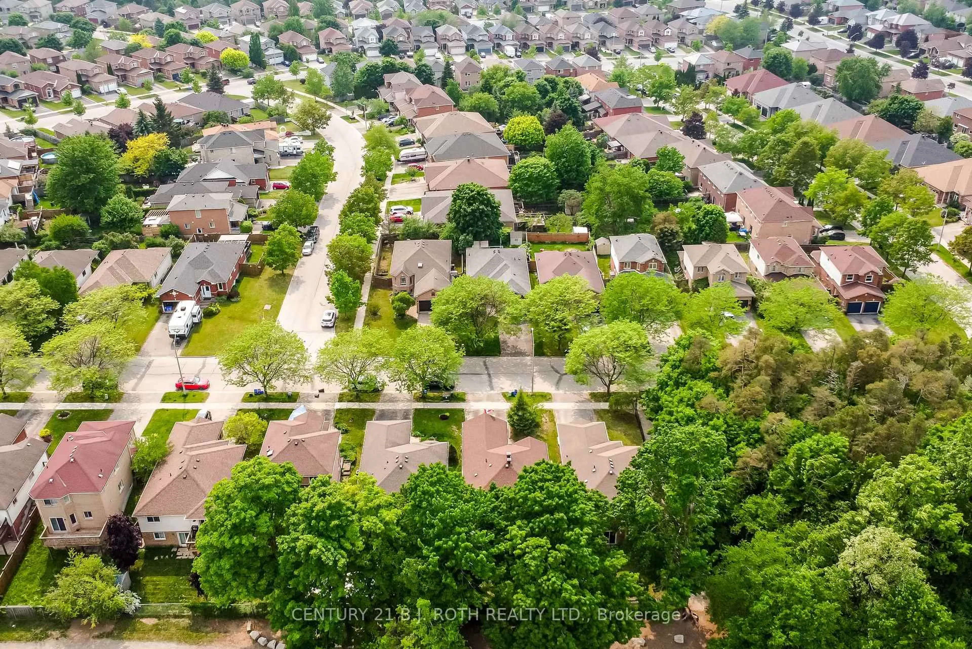 A pic from outside/outdoor area/front of a property/back of a property/a pic from drone, street for 37 Nicholson Dr, Barrie Ontario L4N 8L7