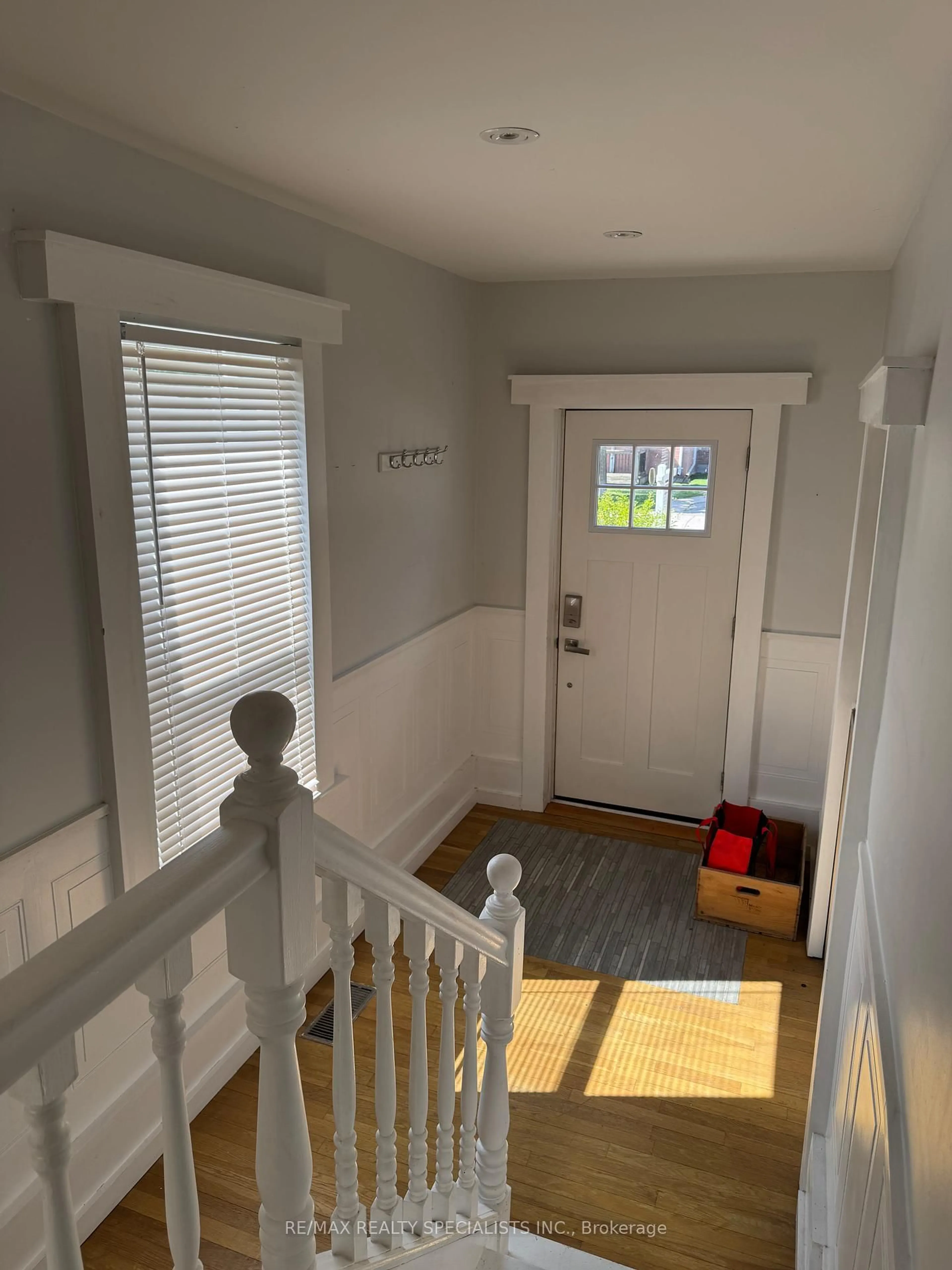 Indoor entryway for 49 Sanford St, Barrie Ontario L4N 3C3