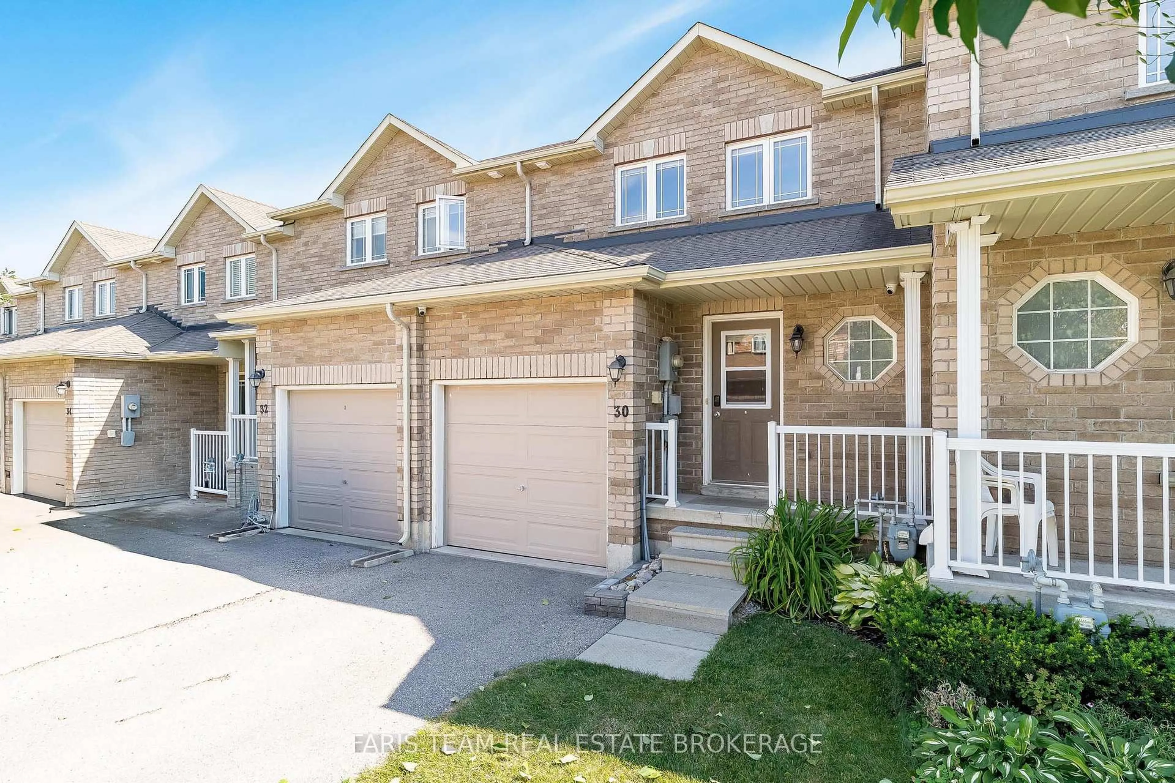 A pic from outside/outdoor area/front of a property/back of a property/a pic from drone, street for 30 Southwoods Cres, Barrie Ontario L4N 9P8