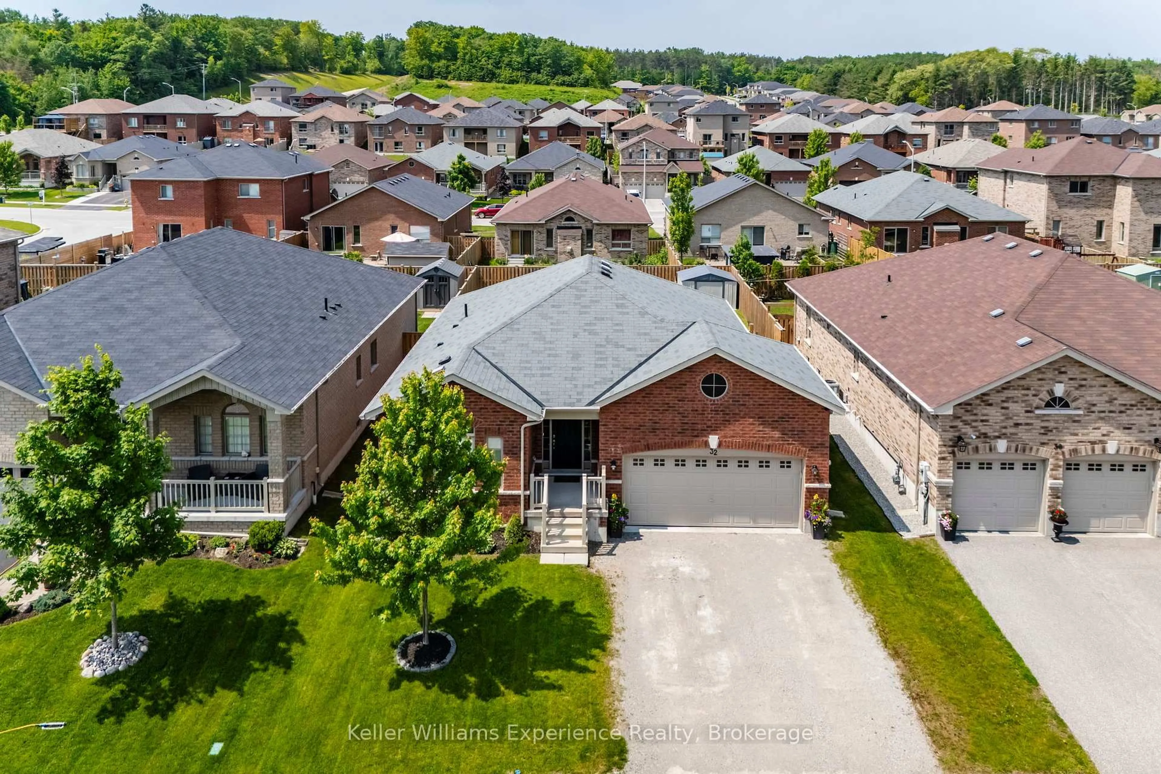 A pic from outside/outdoor area/front of a property/back of a property/a pic from drone, street for 32 Hatton Dr, Penetanguishene Ontario L9M 0V6