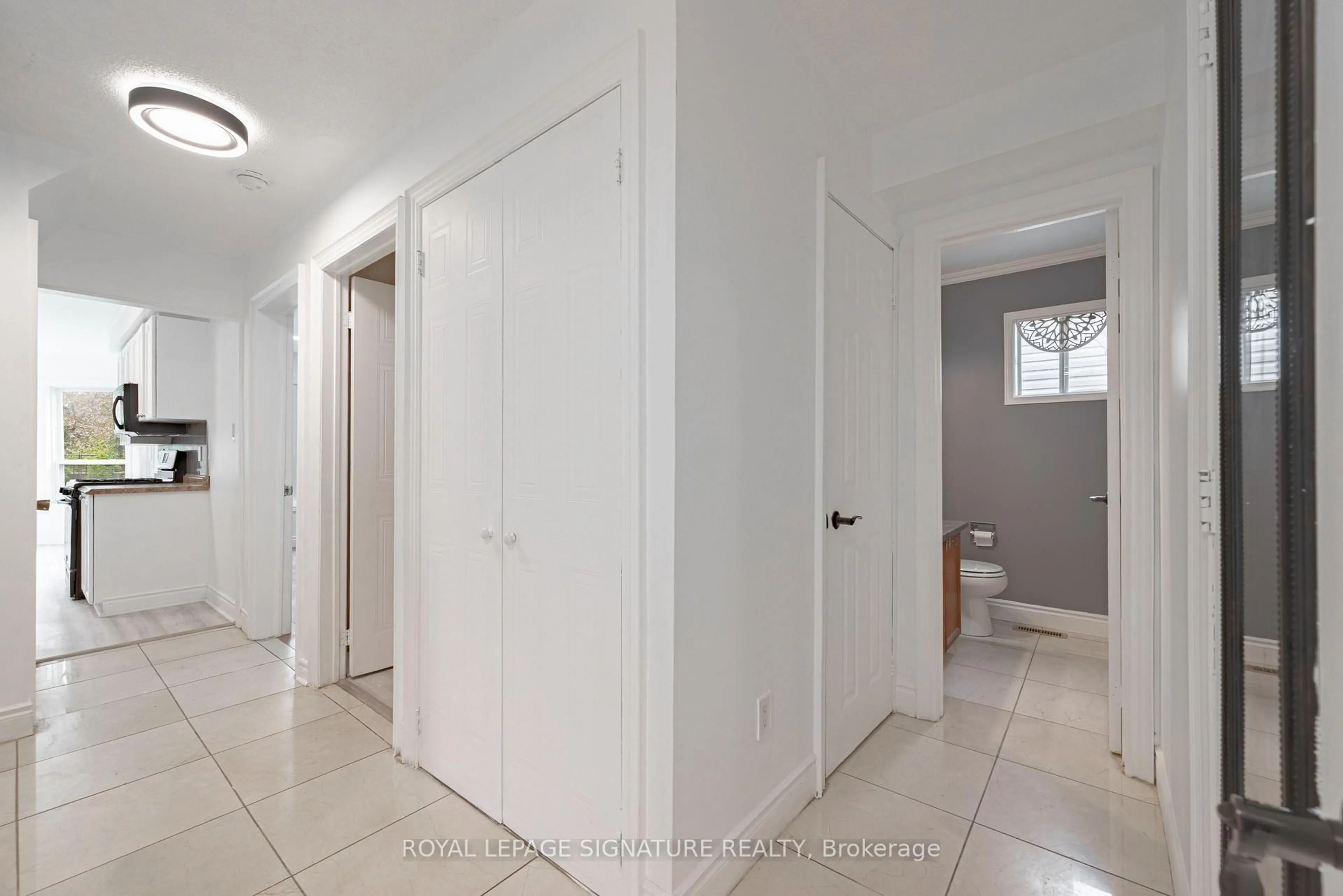 Indoor entryway for 194 Kozlov St, Barrie Ontario L4N 7H6