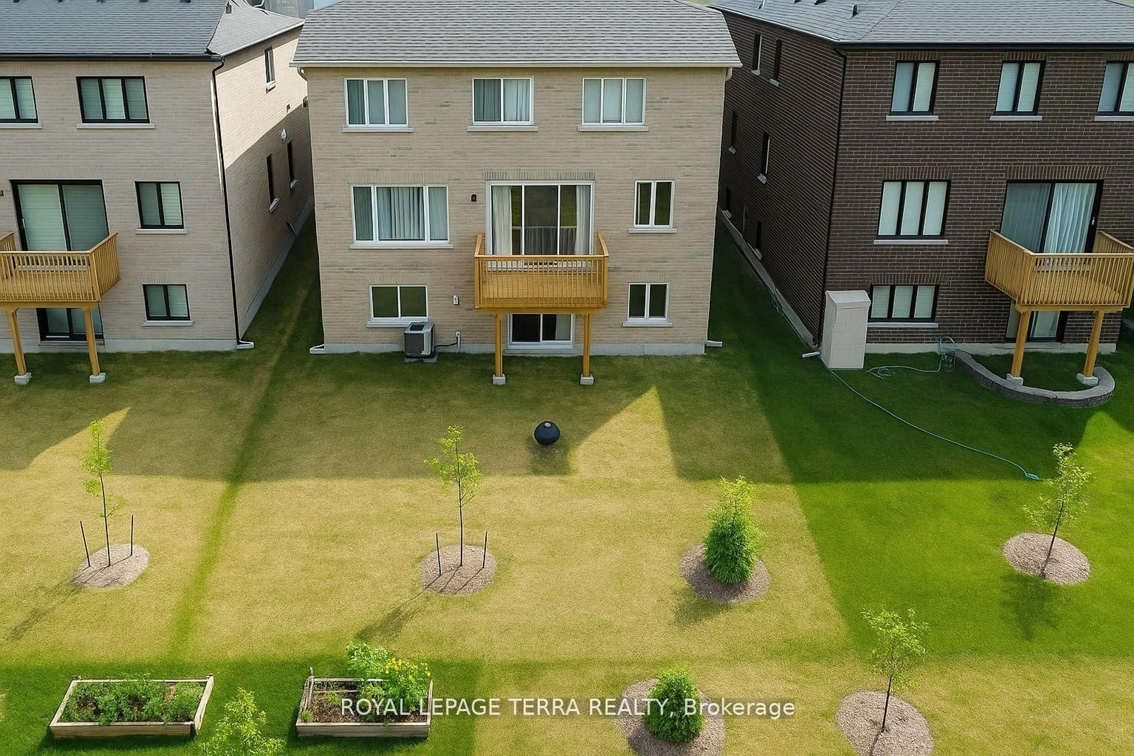 A pic from outside/outdoor area/front of a property/back of a property/a pic from drone, city buildings view from balcony for 19 Rosanne Circ, Wasaga Beach Ontario L9Z 0N4