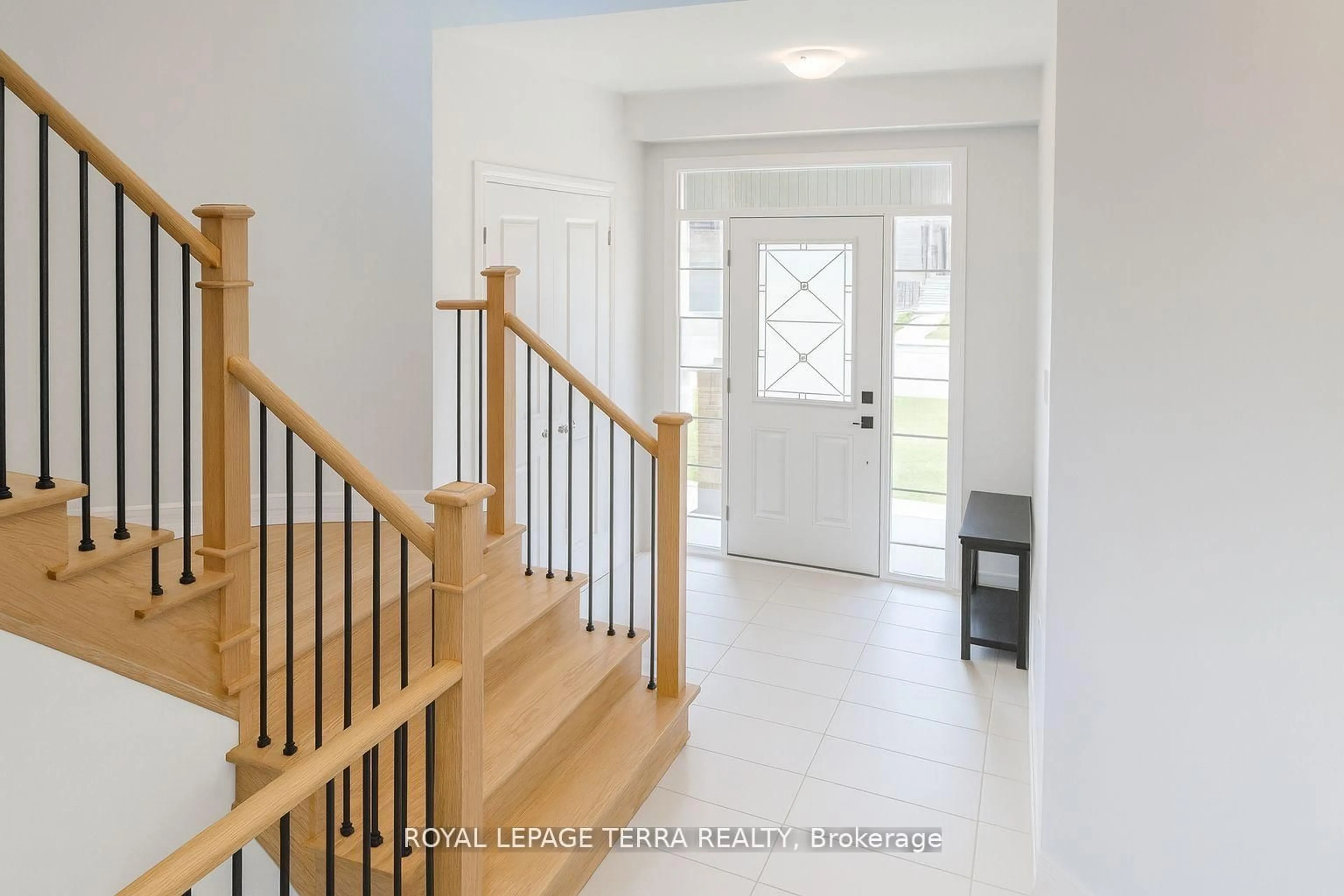 Indoor entryway for 19 Rosanne Circ, Wasaga Beach Ontario L9Z 0N4