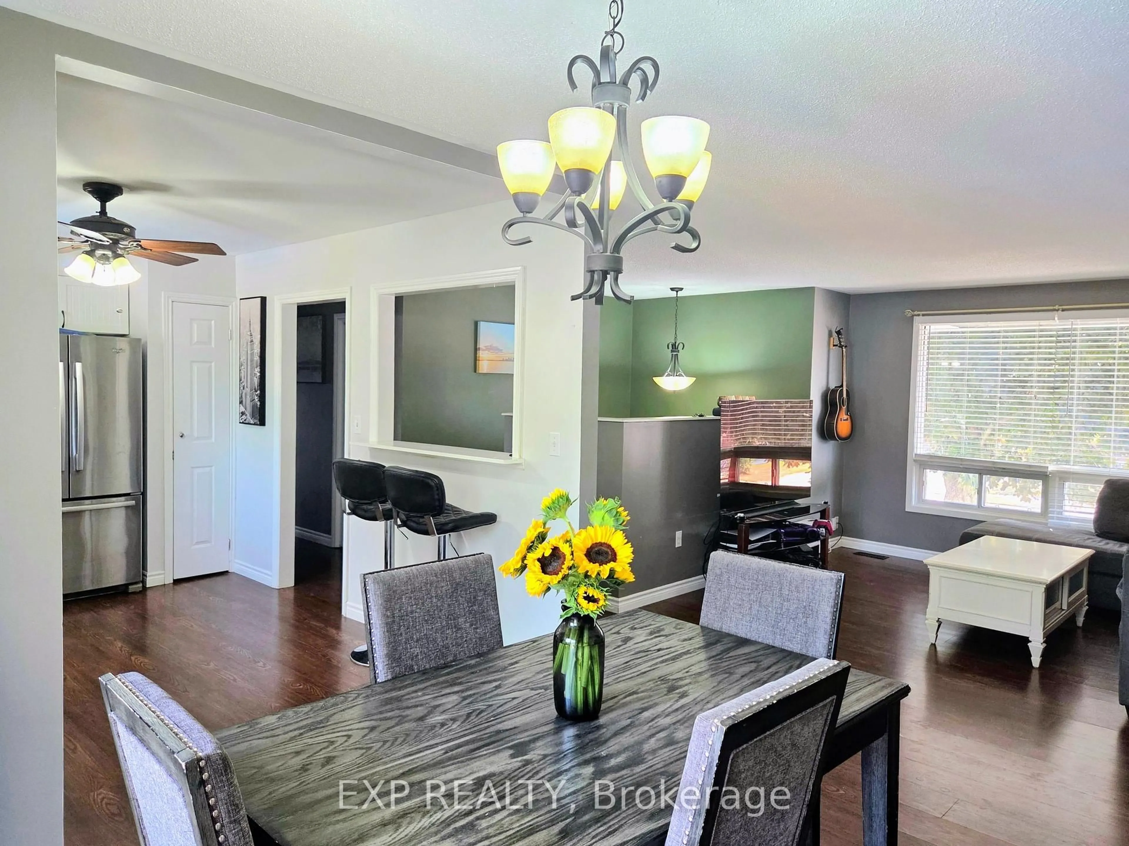 Dining room, wood/laminate floor for 440 Barrie Rd, Orillia Ontario L3V 6L9