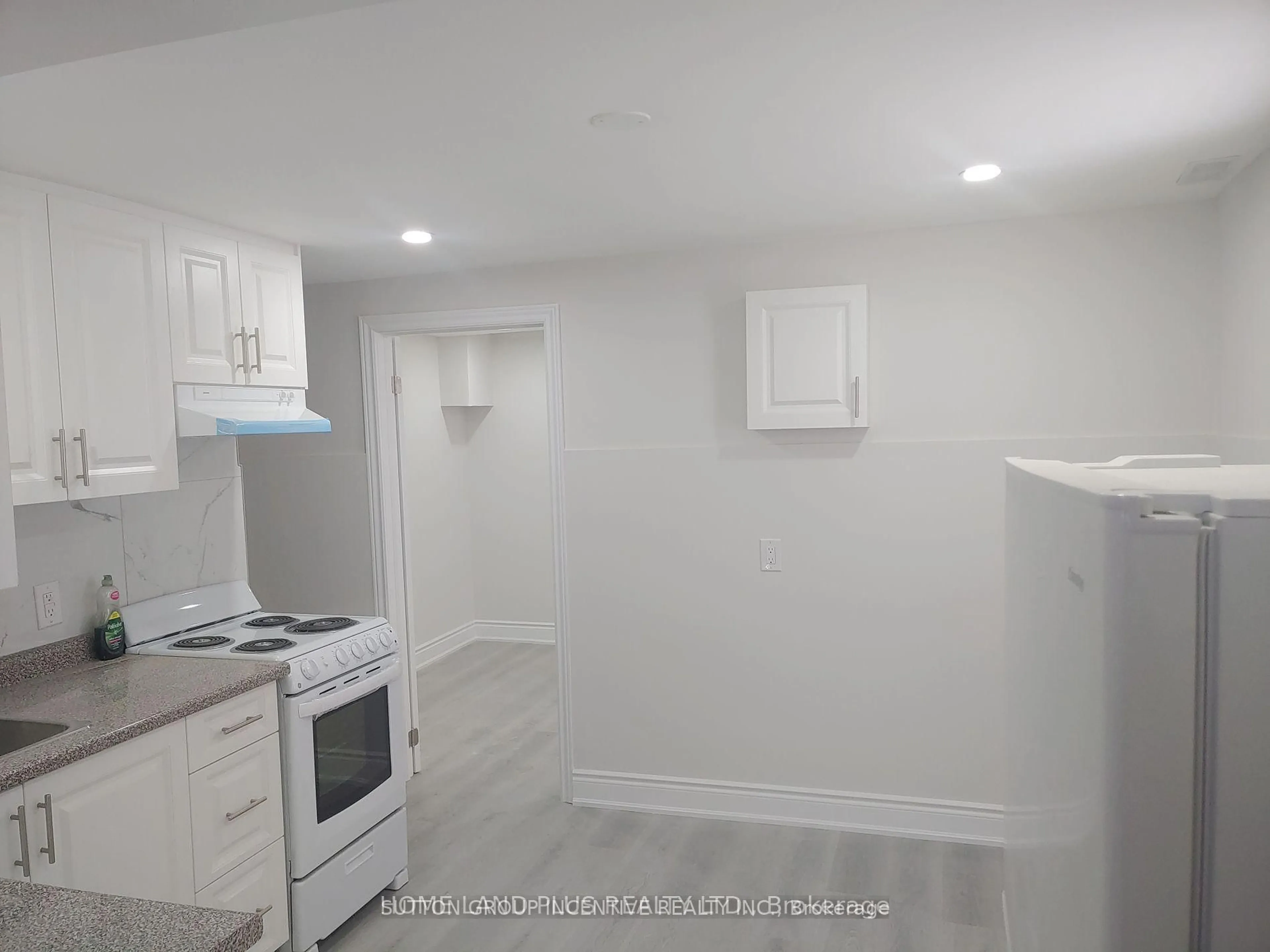 Standard kitchen, unknown for 40, 42 penetang St, Barrie Ontario L4M 1V6