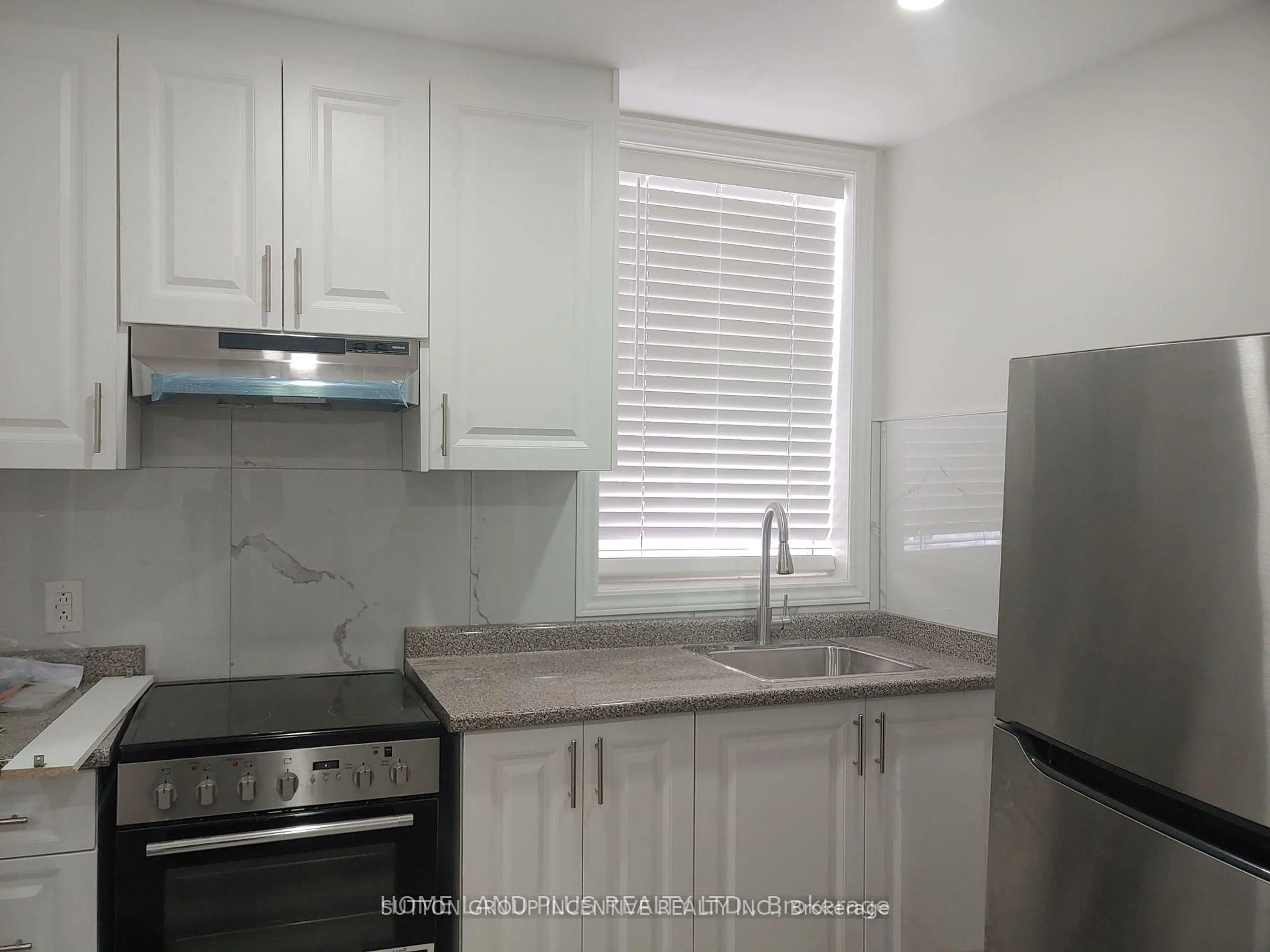 Standard kitchen, unknown for 40, 42 penetang St, Barrie Ontario L4M 1V6