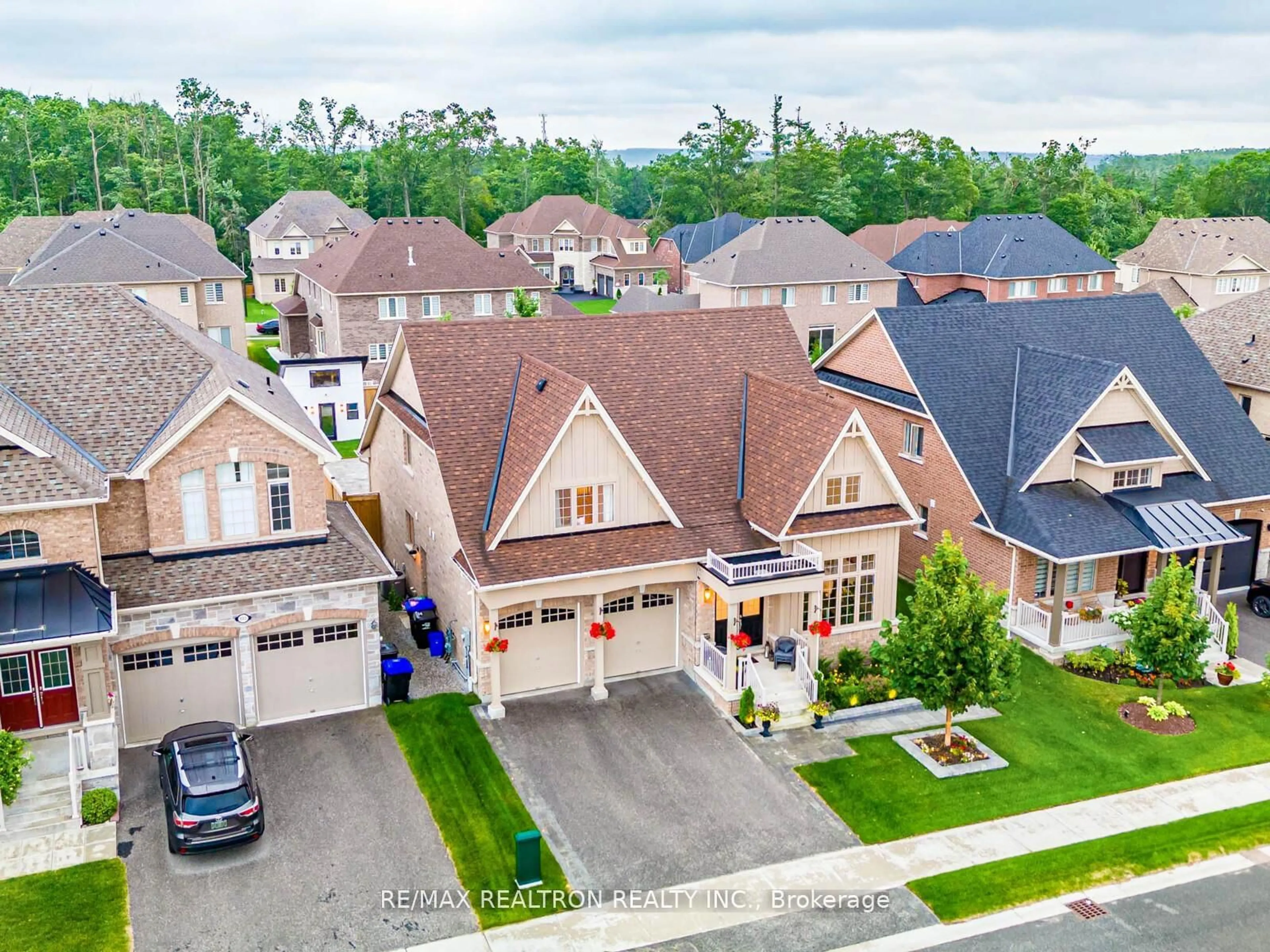 A pic from outside/outdoor area/front of a property/back of a property/a pic from drone, street for 107 Victoria Wood Ave, Springwater Ontario L9X 1Z8