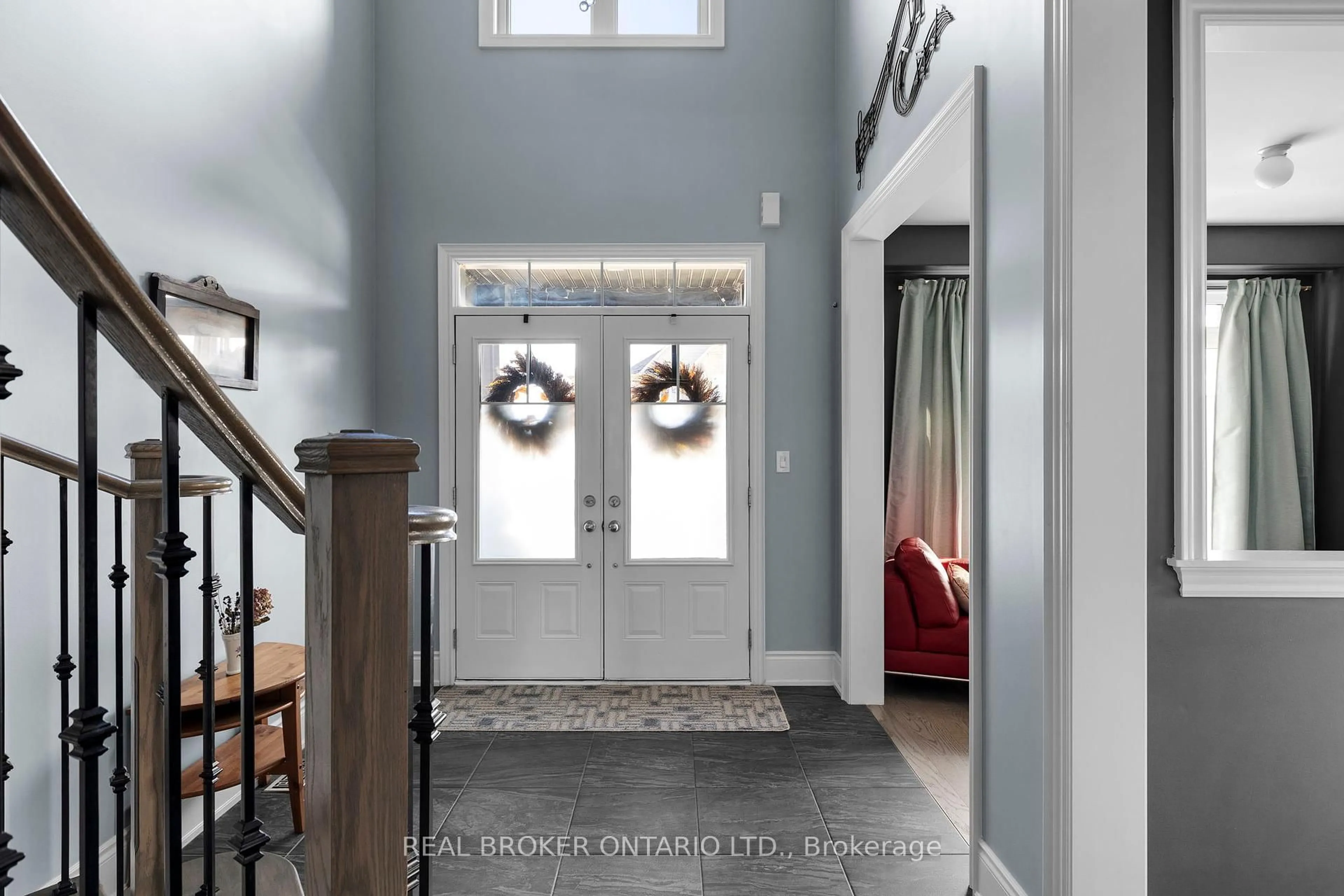 Indoor entryway for 3032 Monarch Dr, Orillia Ontario L3V 8K3