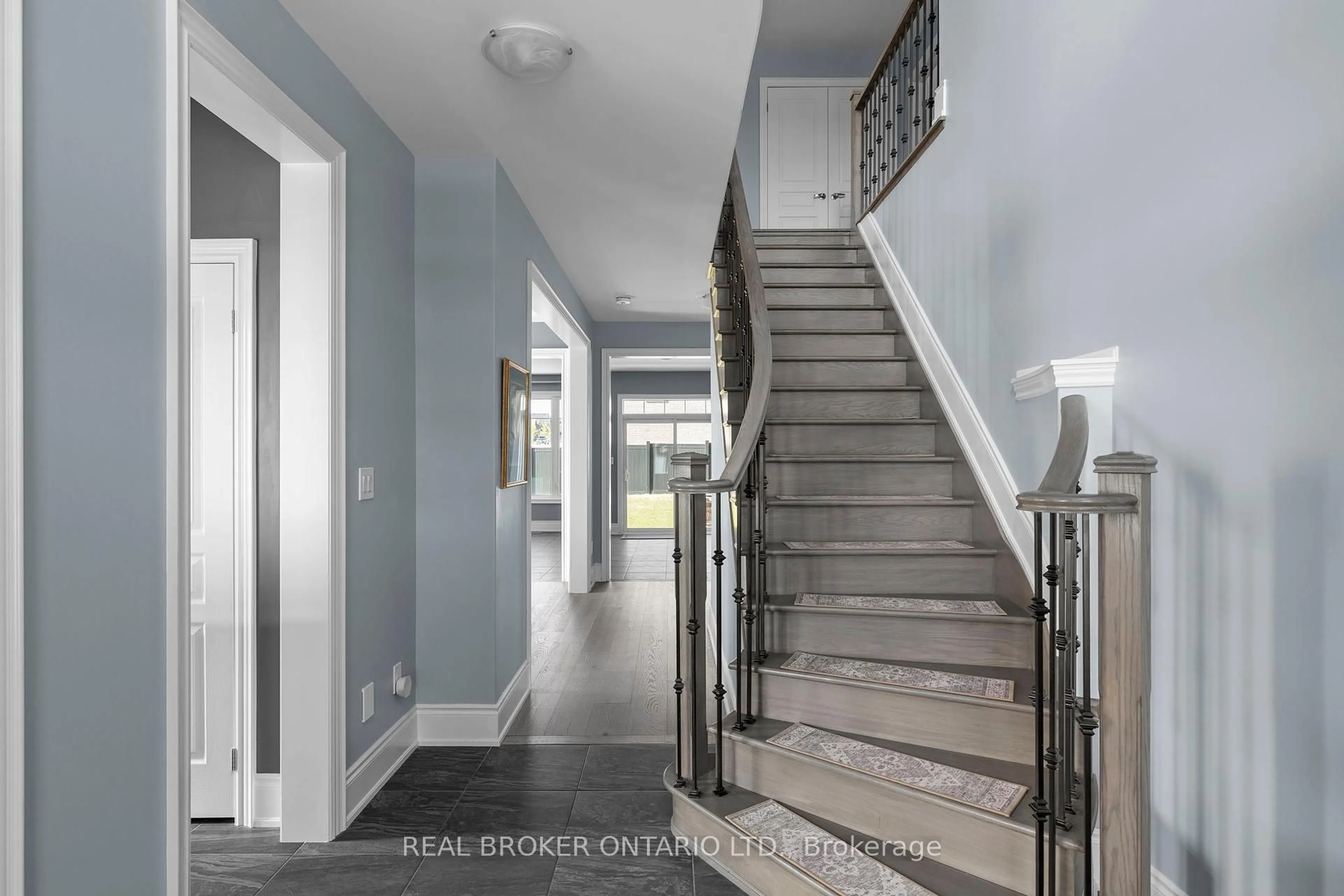 Indoor entryway for 3032 Monarch Dr, Orillia Ontario L3V 8K3