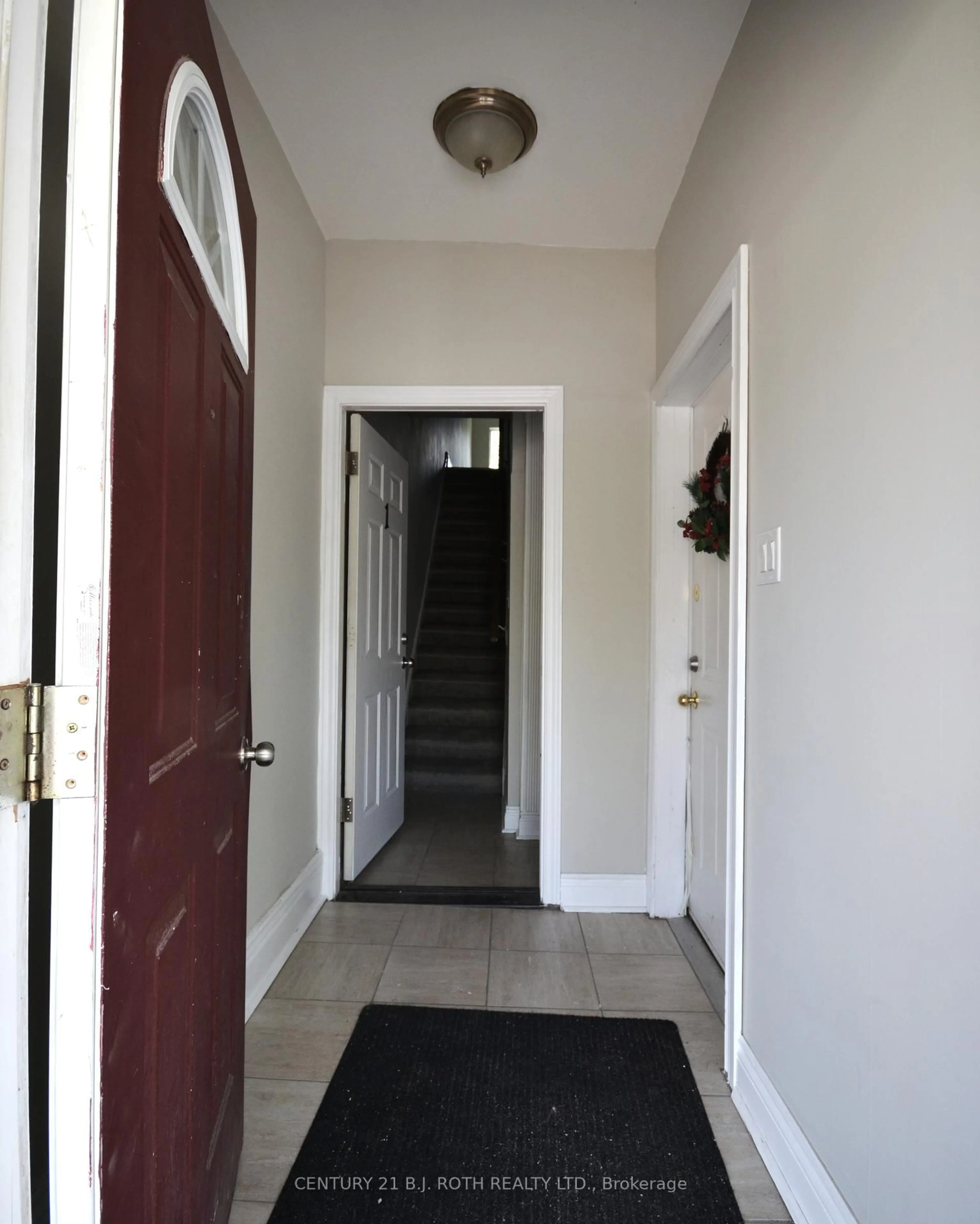 Indoor entryway for 73 High St, Barrie Ontario L4N 1W5