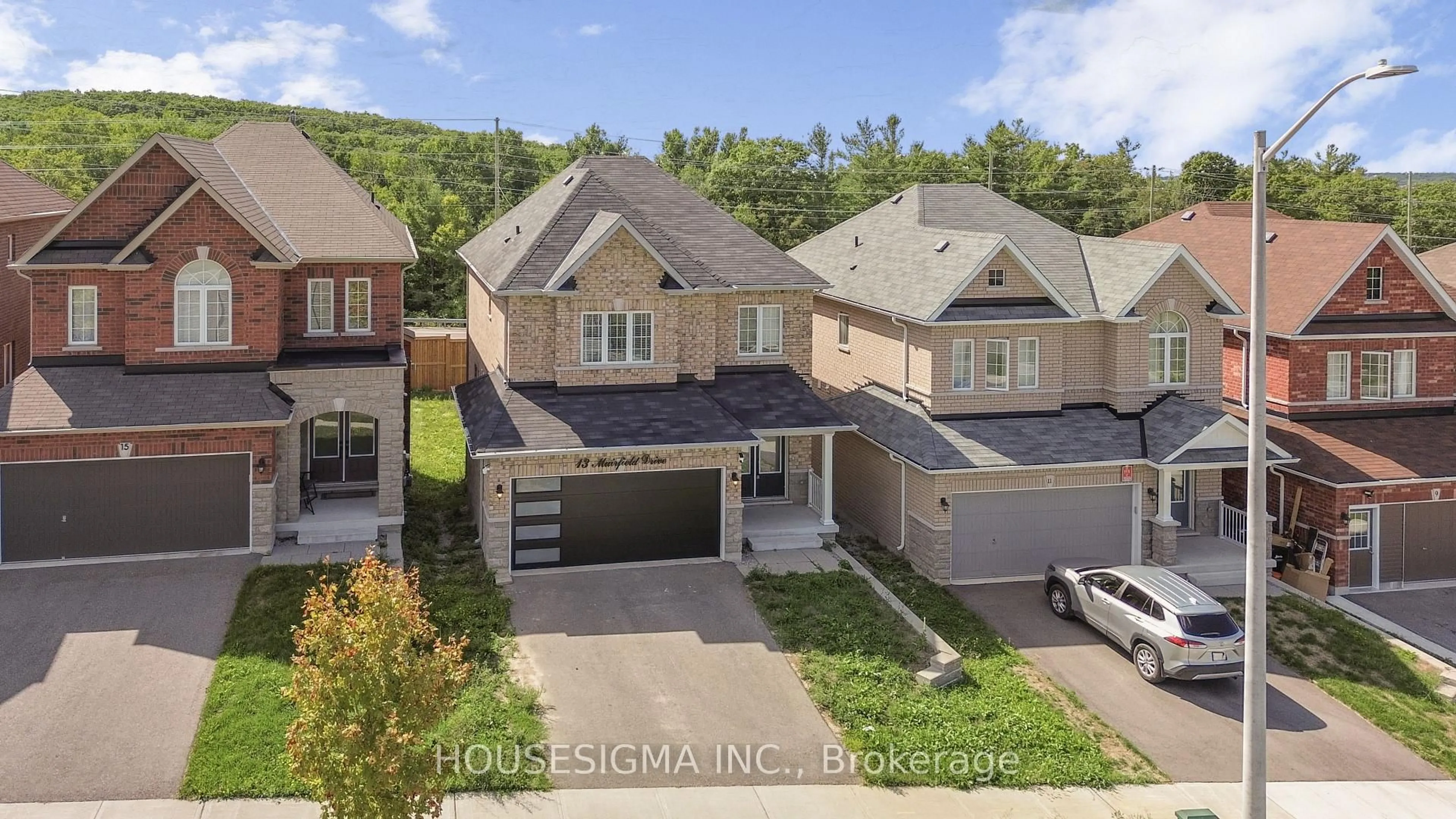 A pic from outside/outdoor area/front of a property/back of a property/a pic from drone, street for 13 Muirfield Dr, Barrie Ontario L4N 5E9