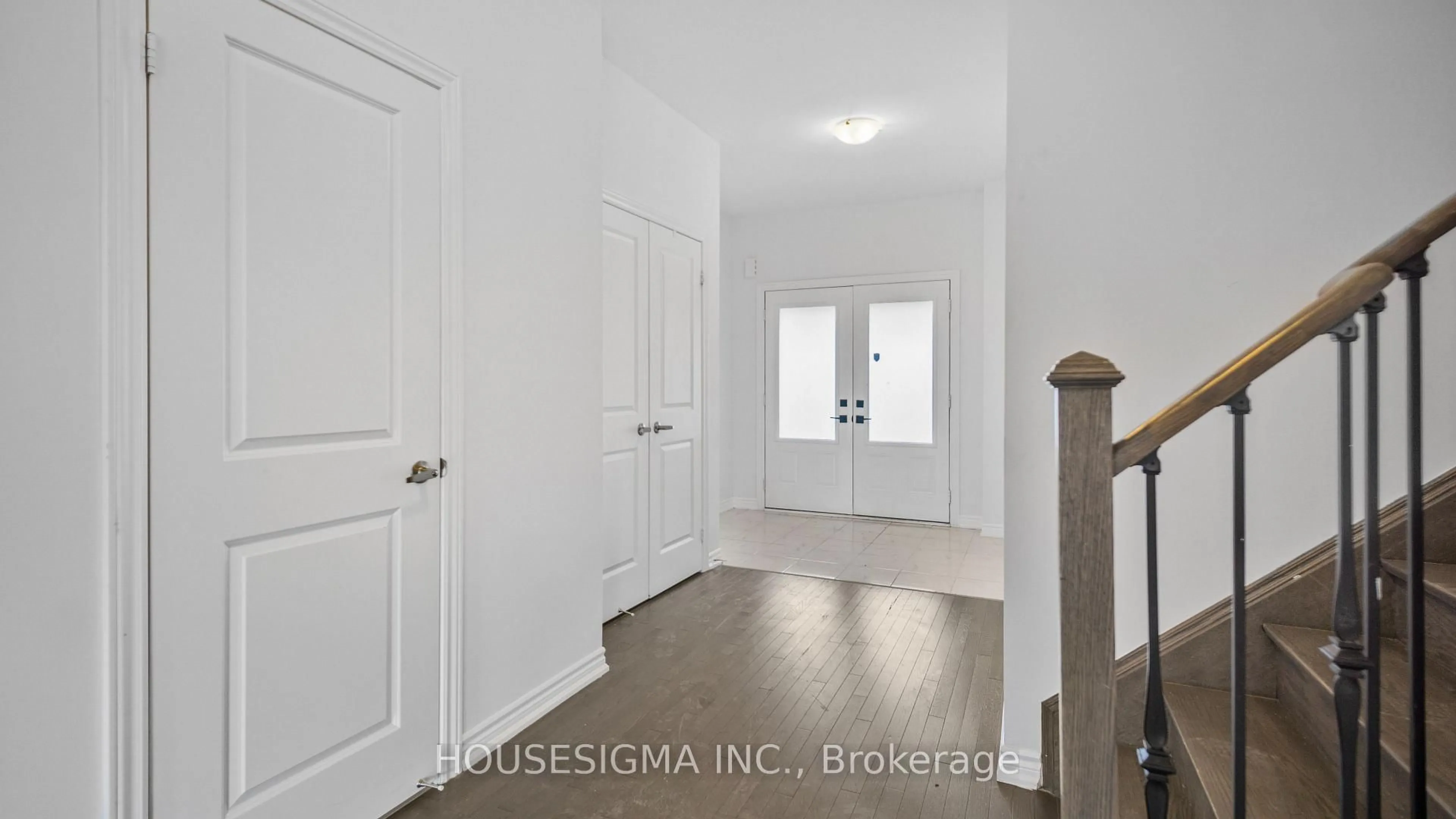 Indoor entryway for 13 Muirfield Dr, Barrie Ontario L4N 5E9