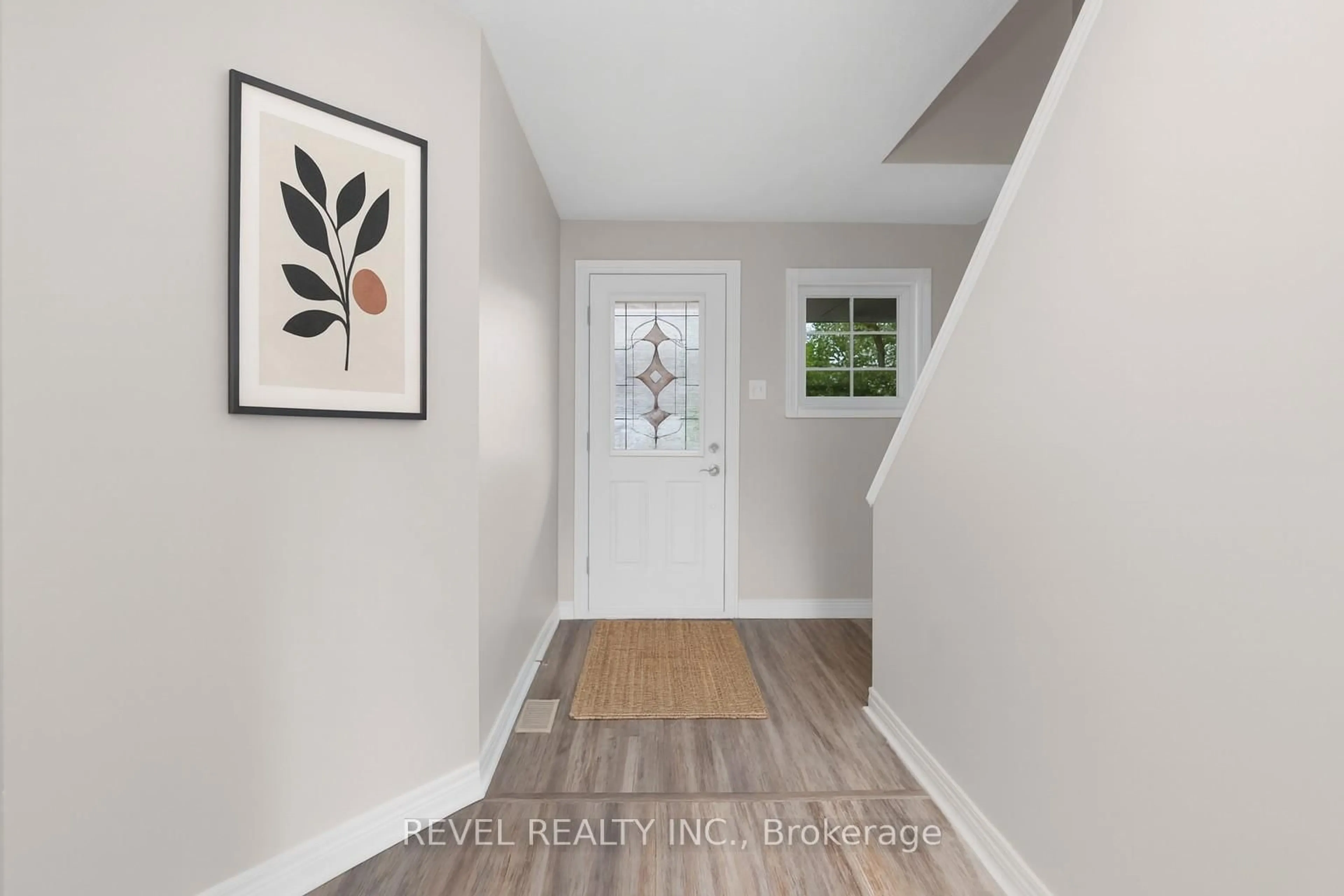 Indoor entryway for 58 Michael Cres, Barrie Ontario L4M 6Z2
