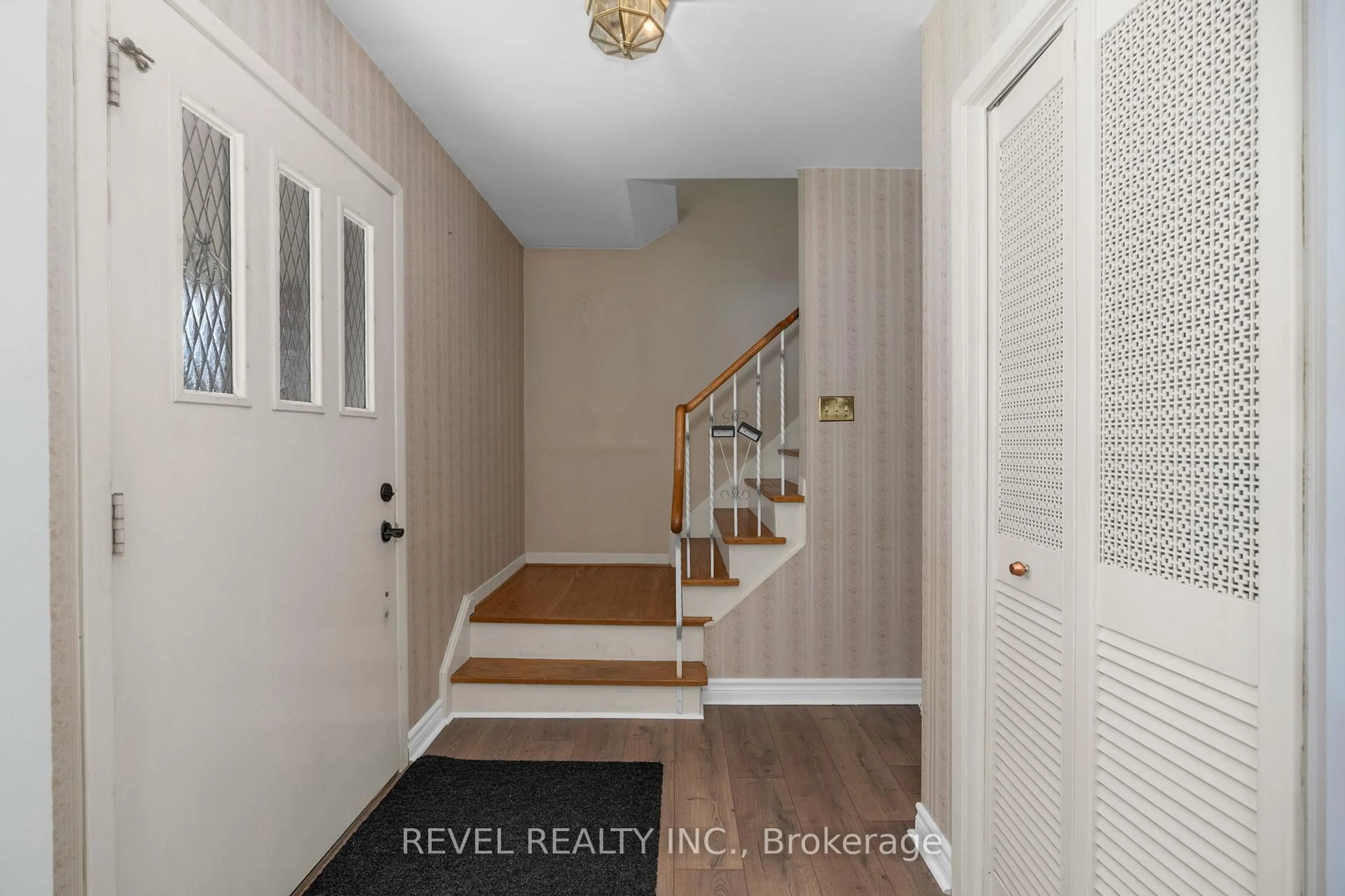 Indoor entryway for 22 Belcourt Ave, Barrie Ontario L4M 4E3