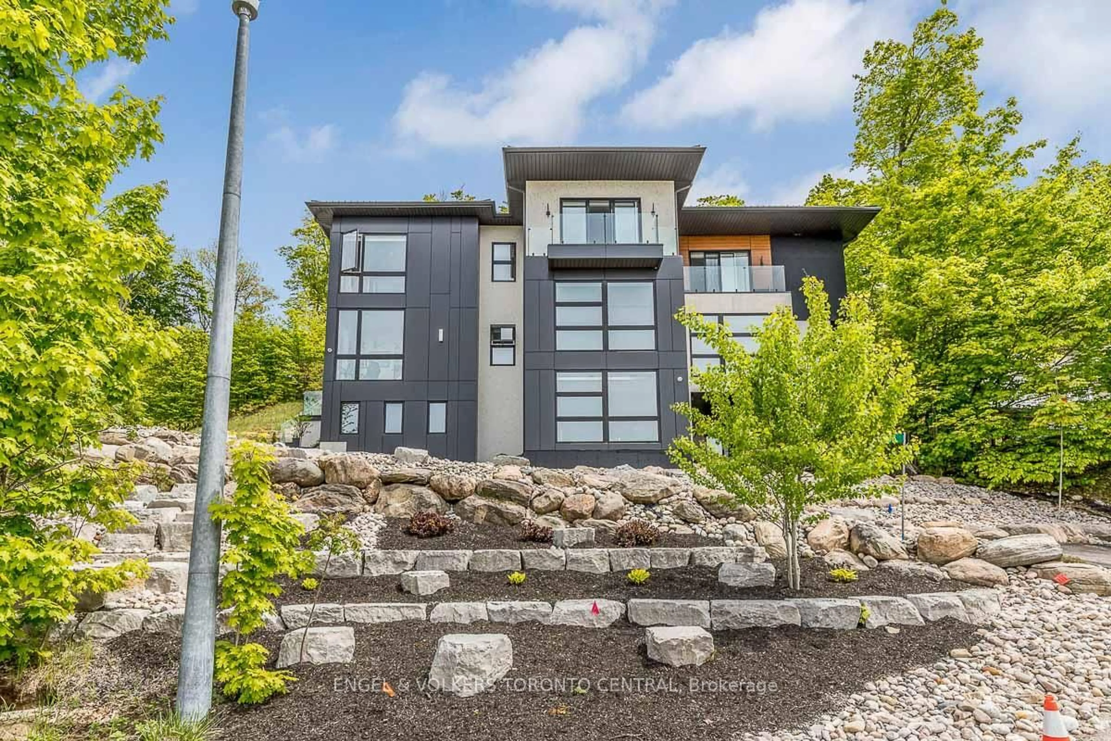 Home with brick exterior material, unknown for 16 Valleycrest Dr, Oro-Medonte Ontario L0L 2L0