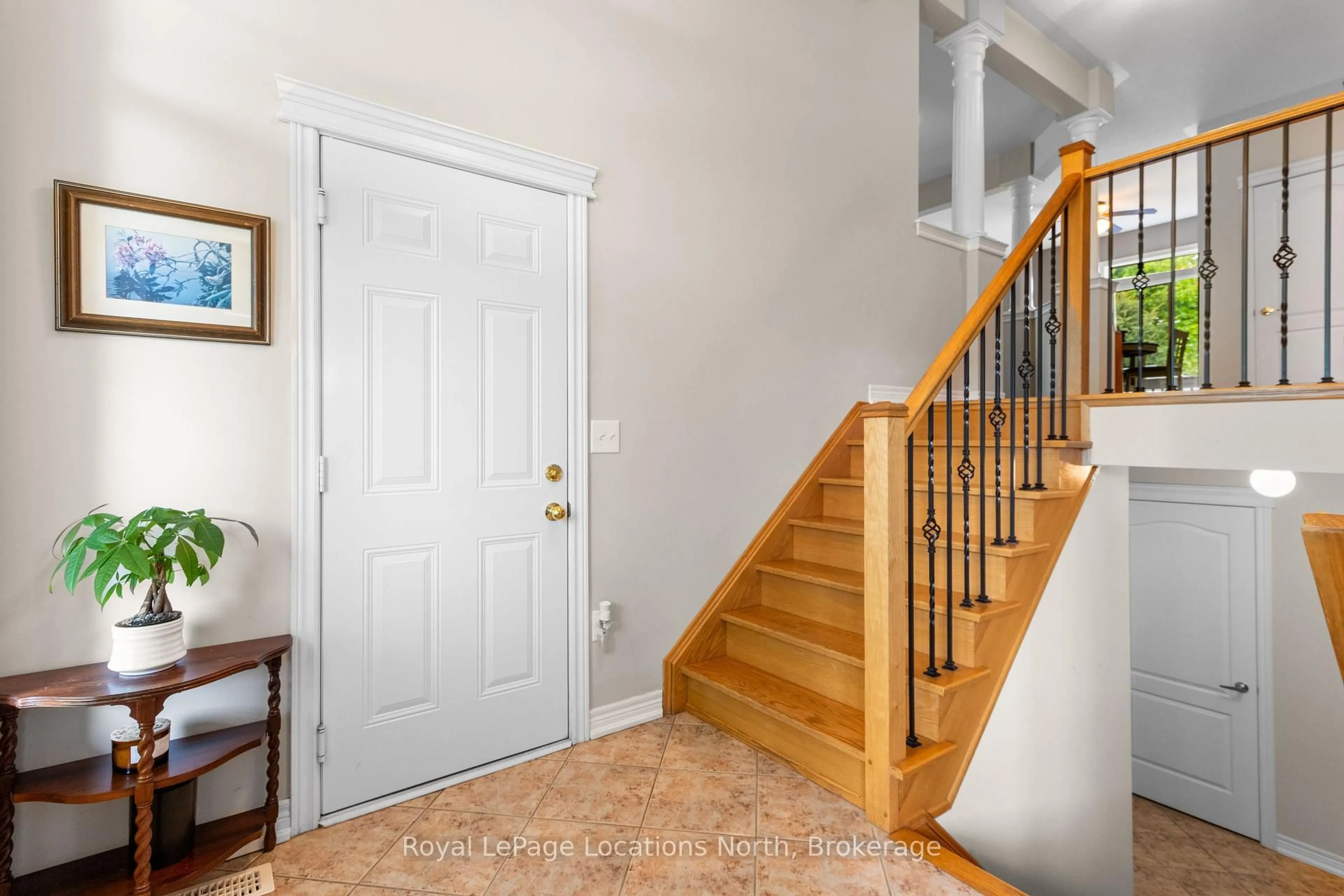 Indoor entryway for 8 Broadpoint St, Wasaga Beach Ontario L9Z 3B8