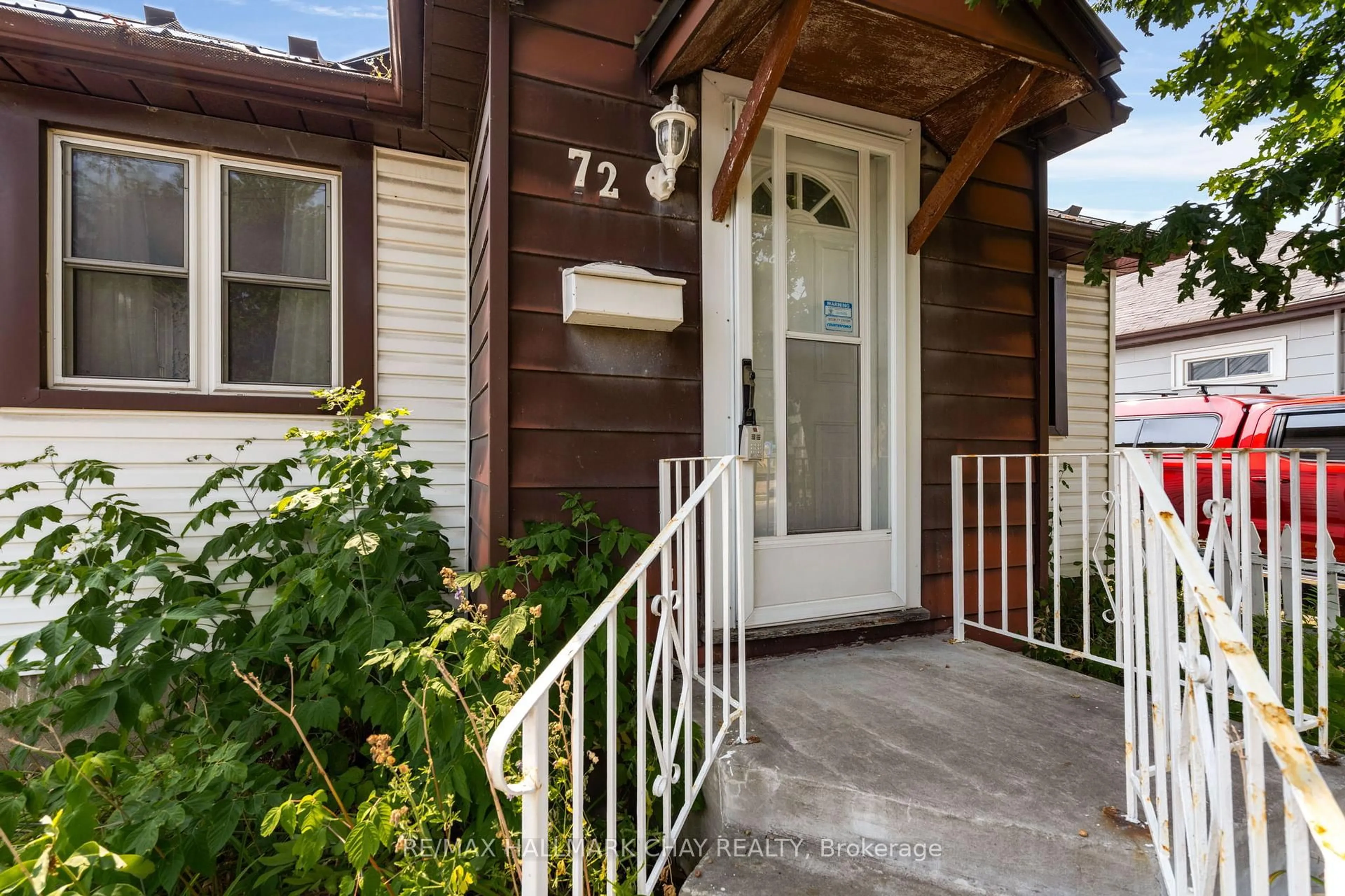 Indoor entryway for 72 Eccles St, Barrie Ontario L4N 1Y4
