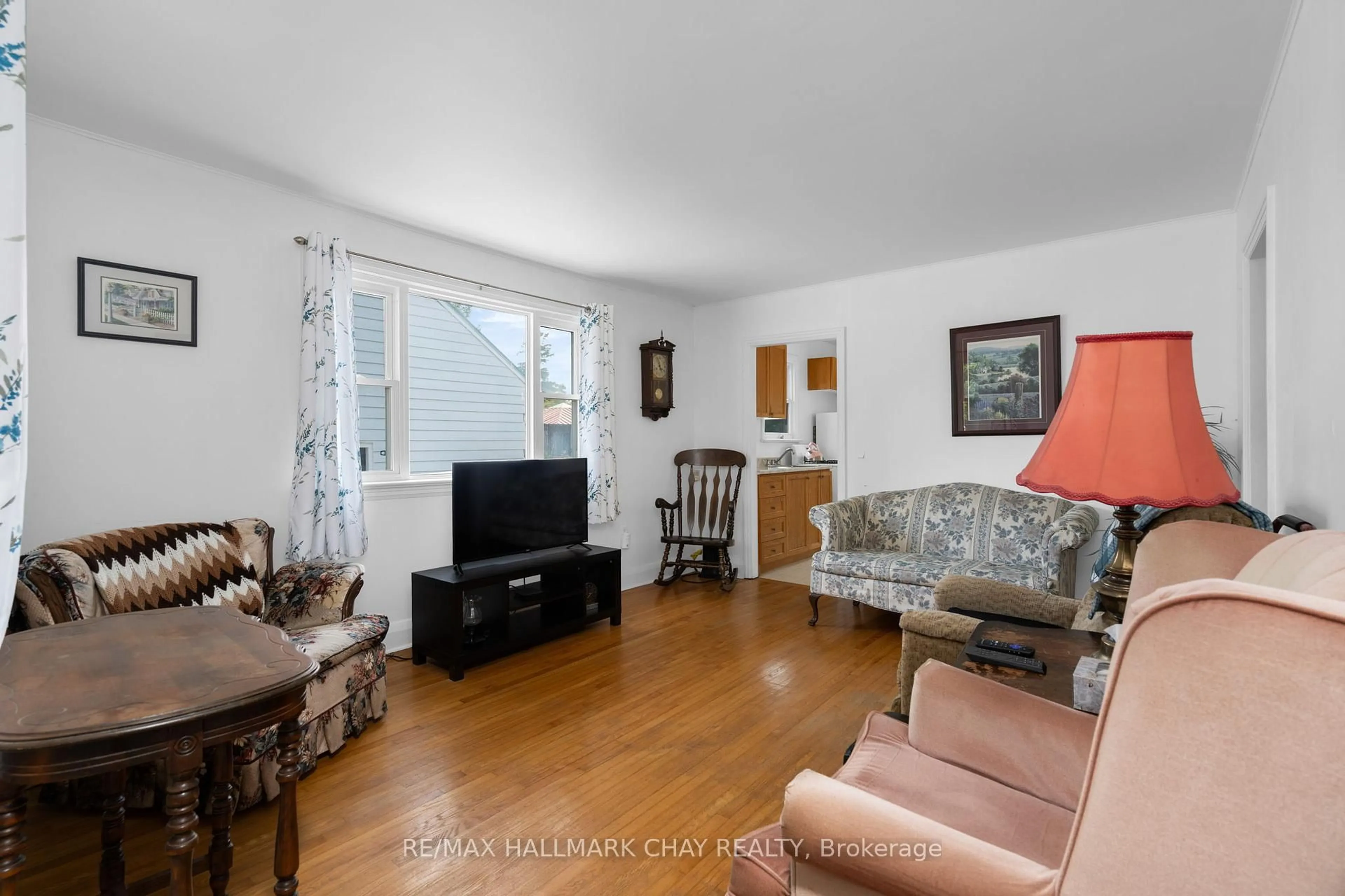 Living room with furniture, unknown for 72 Eccles St, Barrie Ontario L4N 1Y4