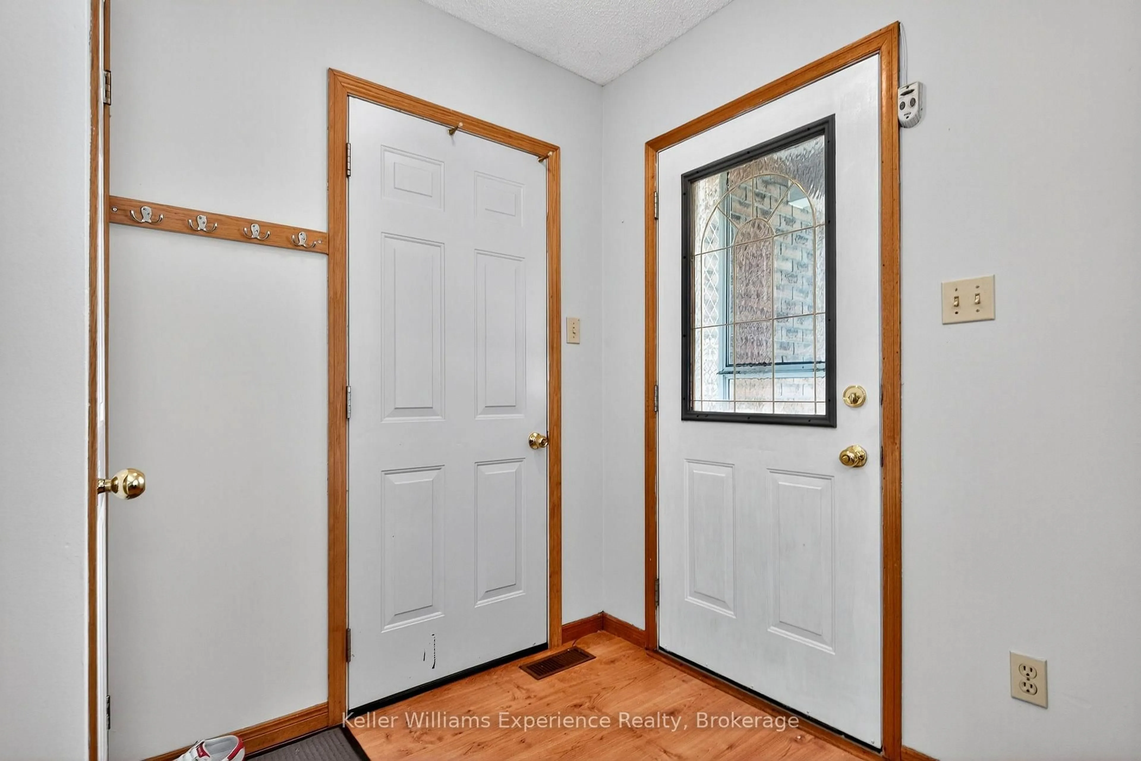 Indoor entryway for 308 Assiniboia St, Tay Ontario L0K 1R0