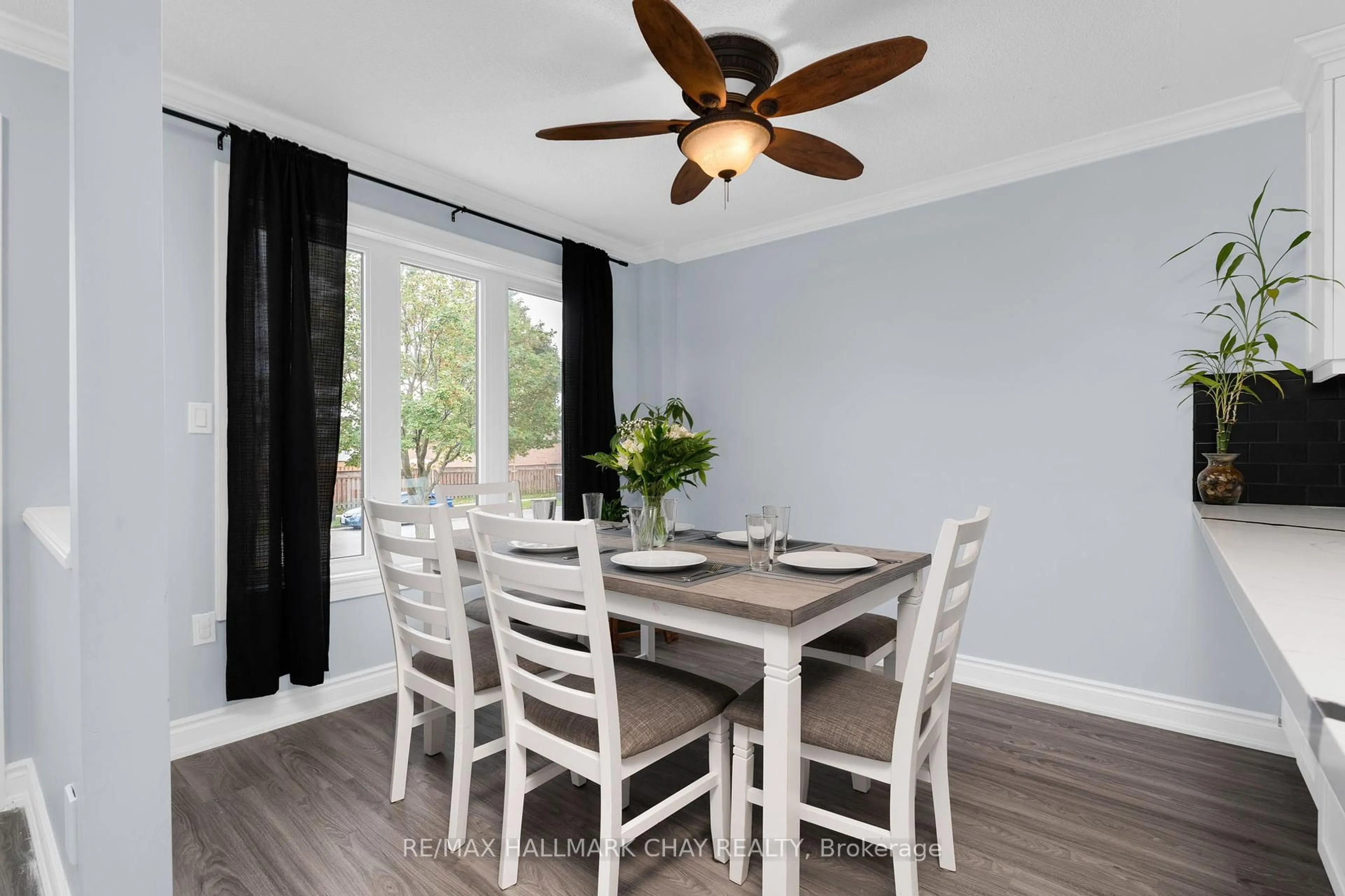 Dining room, wood/laminate floor for 22 ASSINIBOINE Dr, Barrie Ontario L4N 8G4