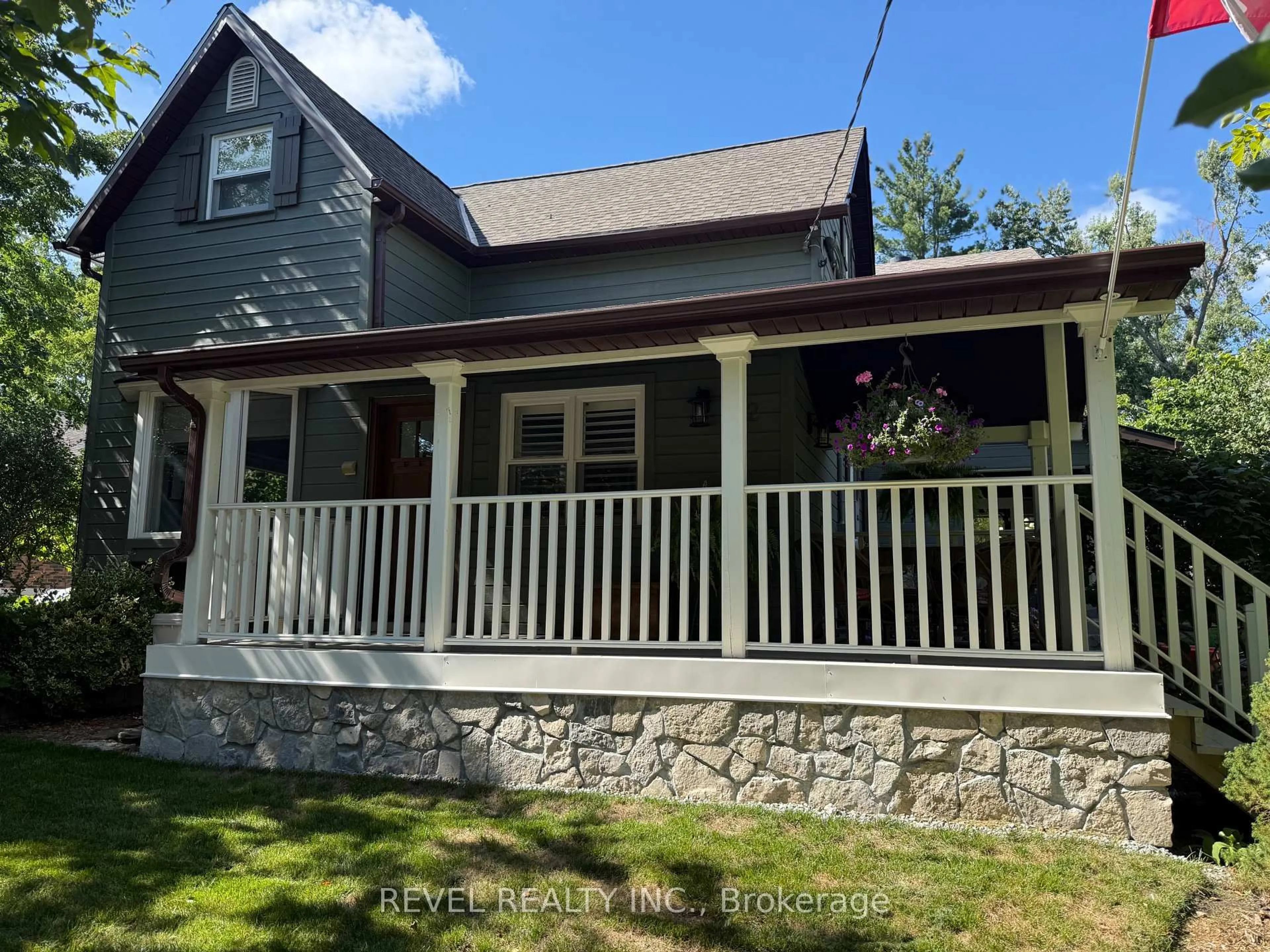 Home with vinyl exterior material, street for 42 Dalton St, Barrie Ontario L4N 1M3