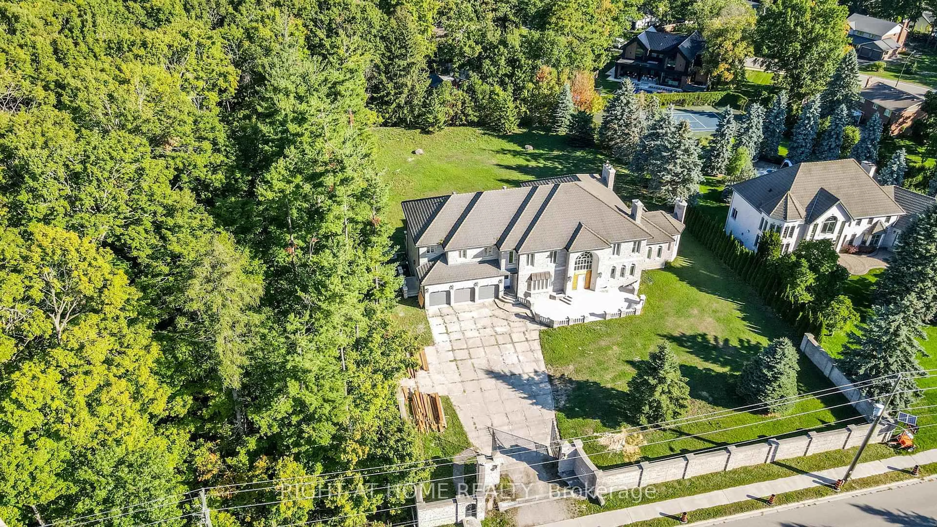 A pic from outside/outdoor area/front of a property/back of a property/a pic from drone, street for 290 Tollendal Mill Rd, Barrie Ontario L4N 7S6