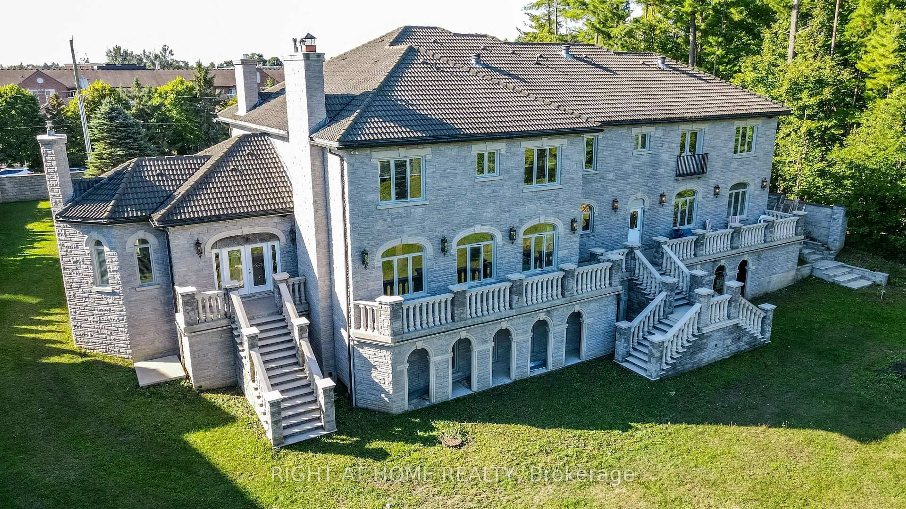 A pic from outside/outdoor area/front of a property/back of a property/a pic from drone, building for 290 Tollendal Mill Rd, Barrie Ontario L4N 7S6