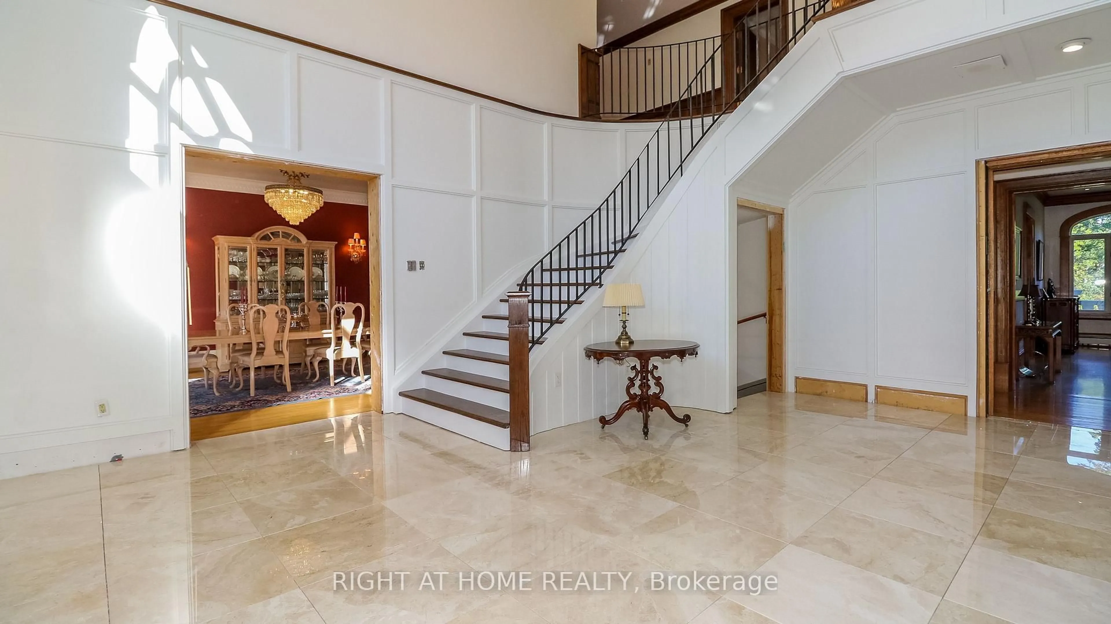 Indoor foyer for 290 Tollendal Mill Rd, Barrie Ontario L4N 7S6