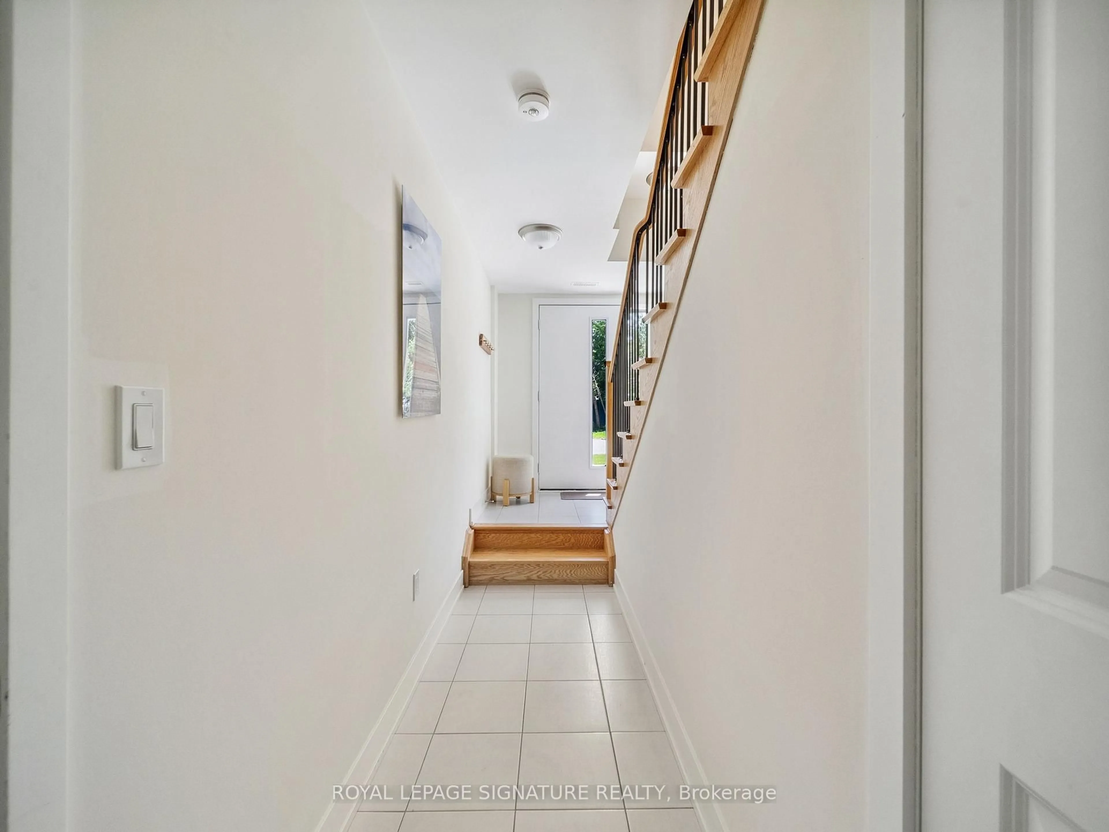Indoor foyer for 18 Bru-Lor Lane, Orillia Ontario L3V 8P4