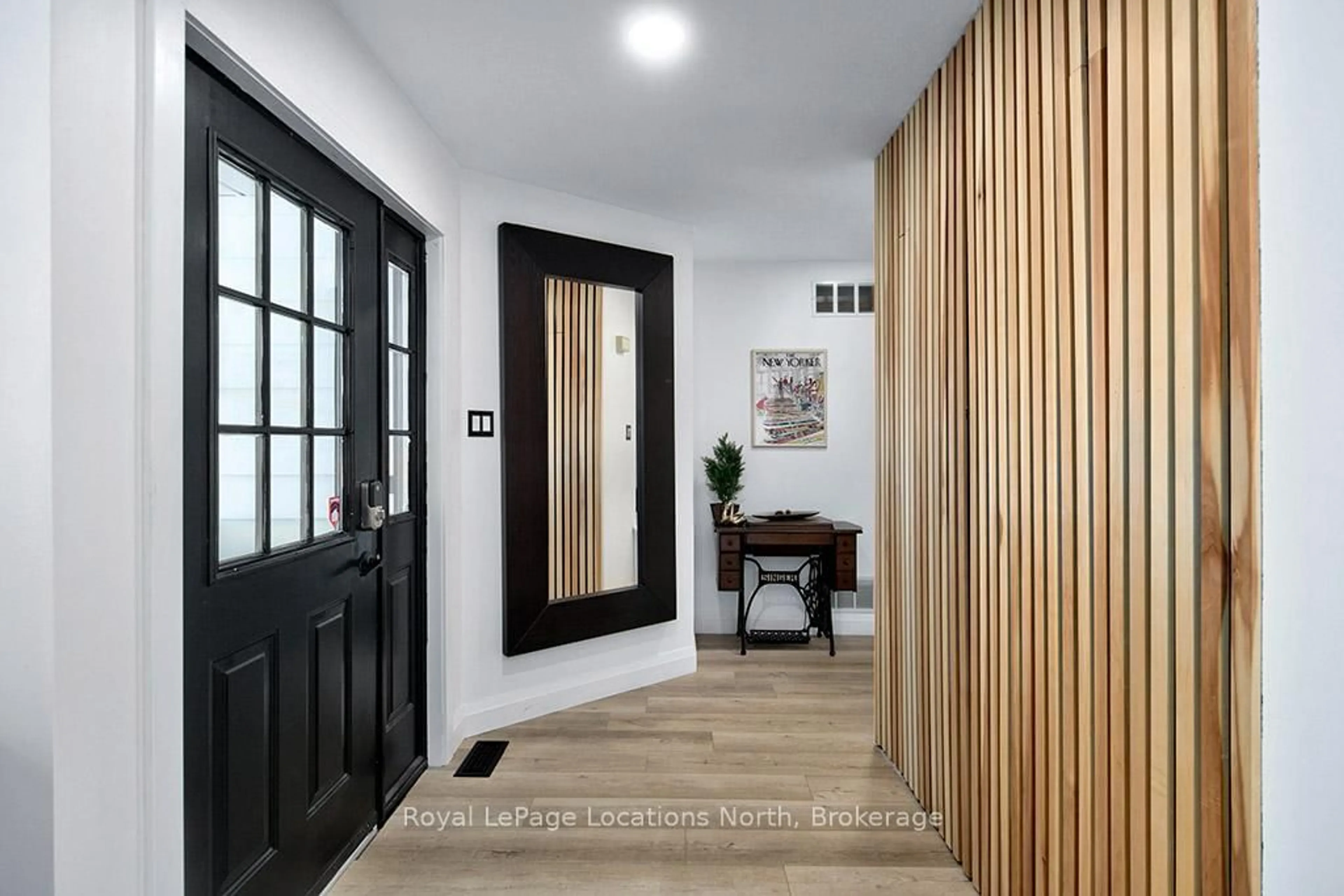 Indoor entryway for 16 Trails End, Collingwood Ontario L9Y 5B1