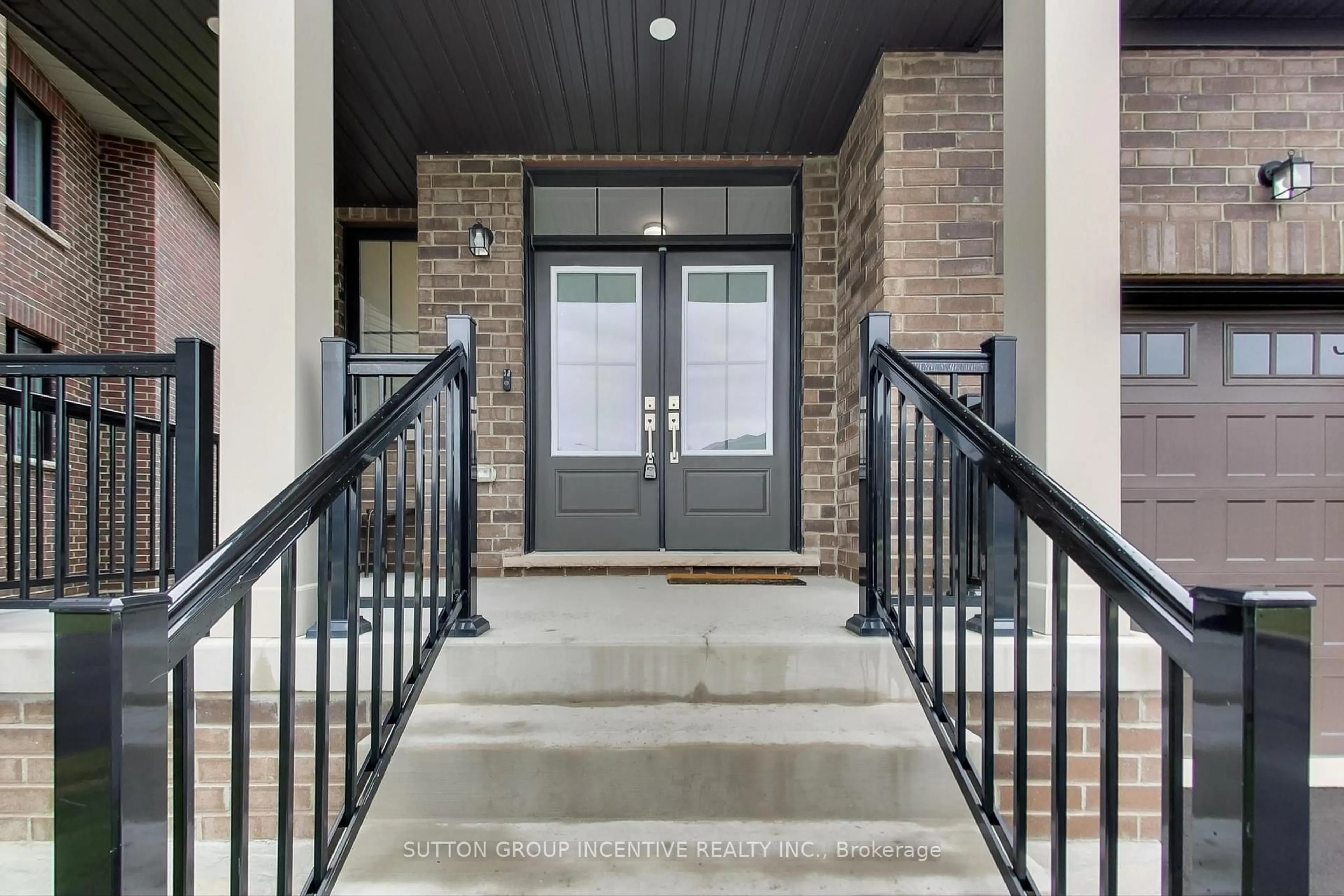 Indoor entryway for 13 Abbey Cres, Barrie Ontario L9J 0W9