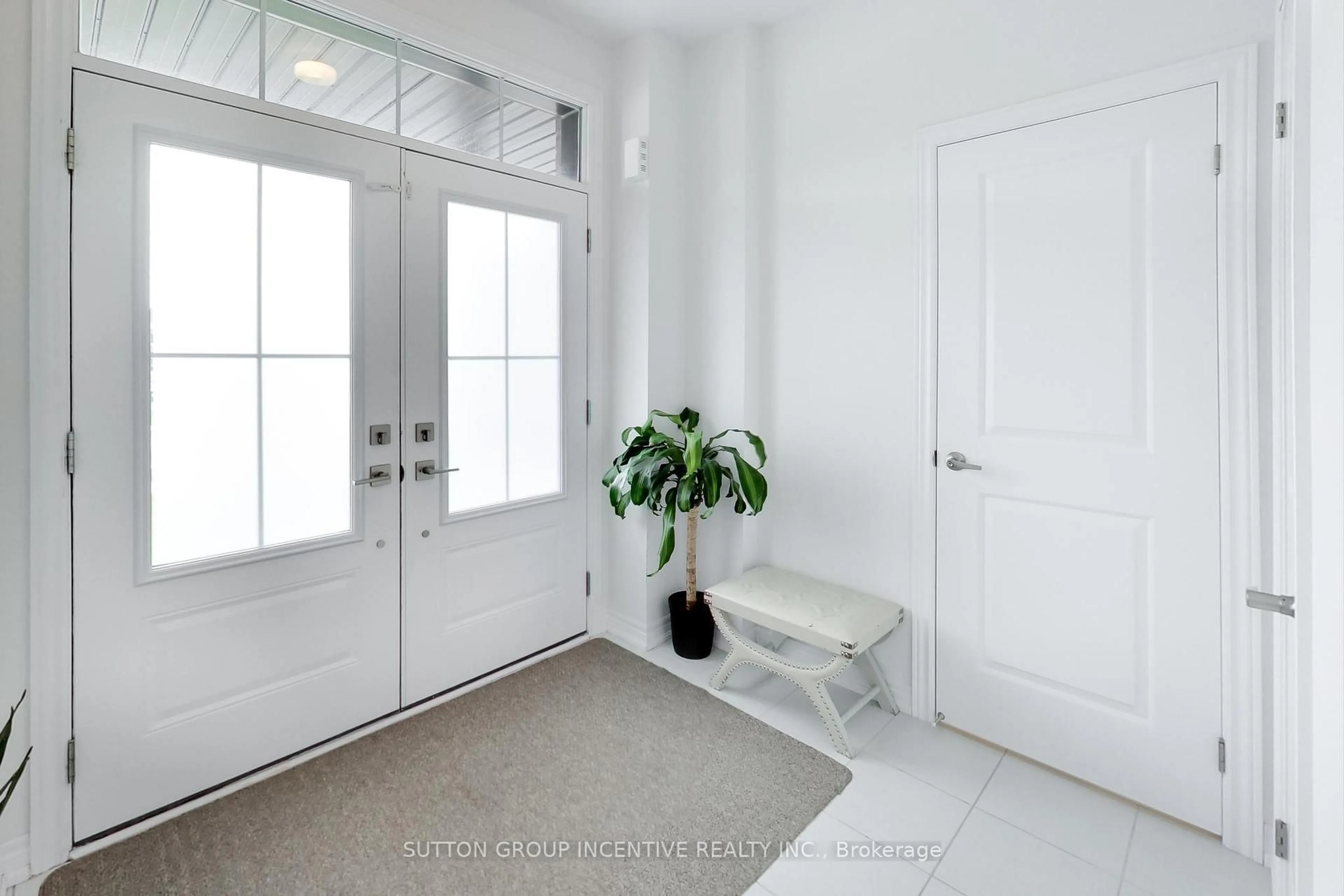Indoor entryway for 13 Abbey Cres, Barrie Ontario L9J 0W9
