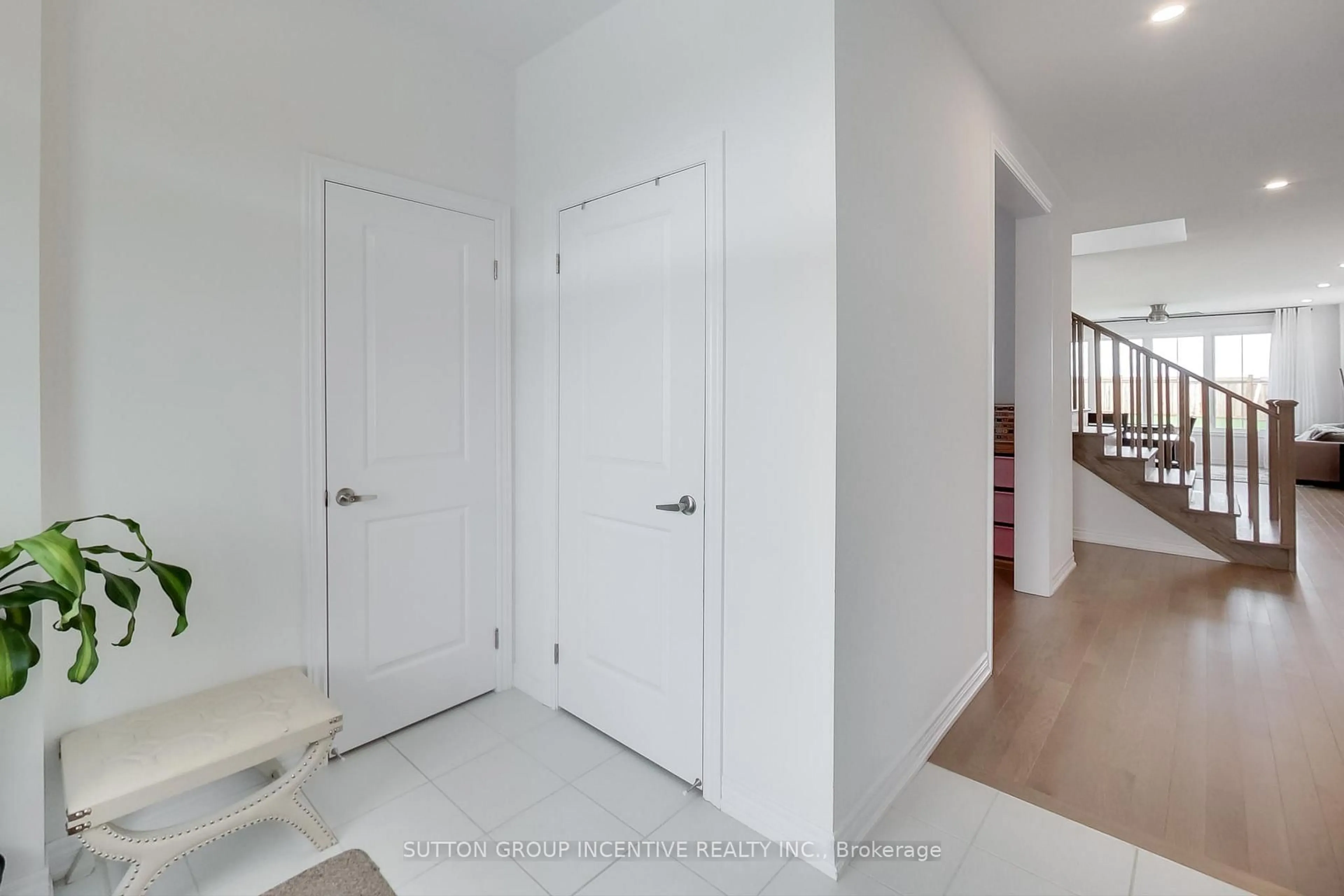 Indoor entryway for 13 Abbey Cres, Barrie Ontario L9J 0W9